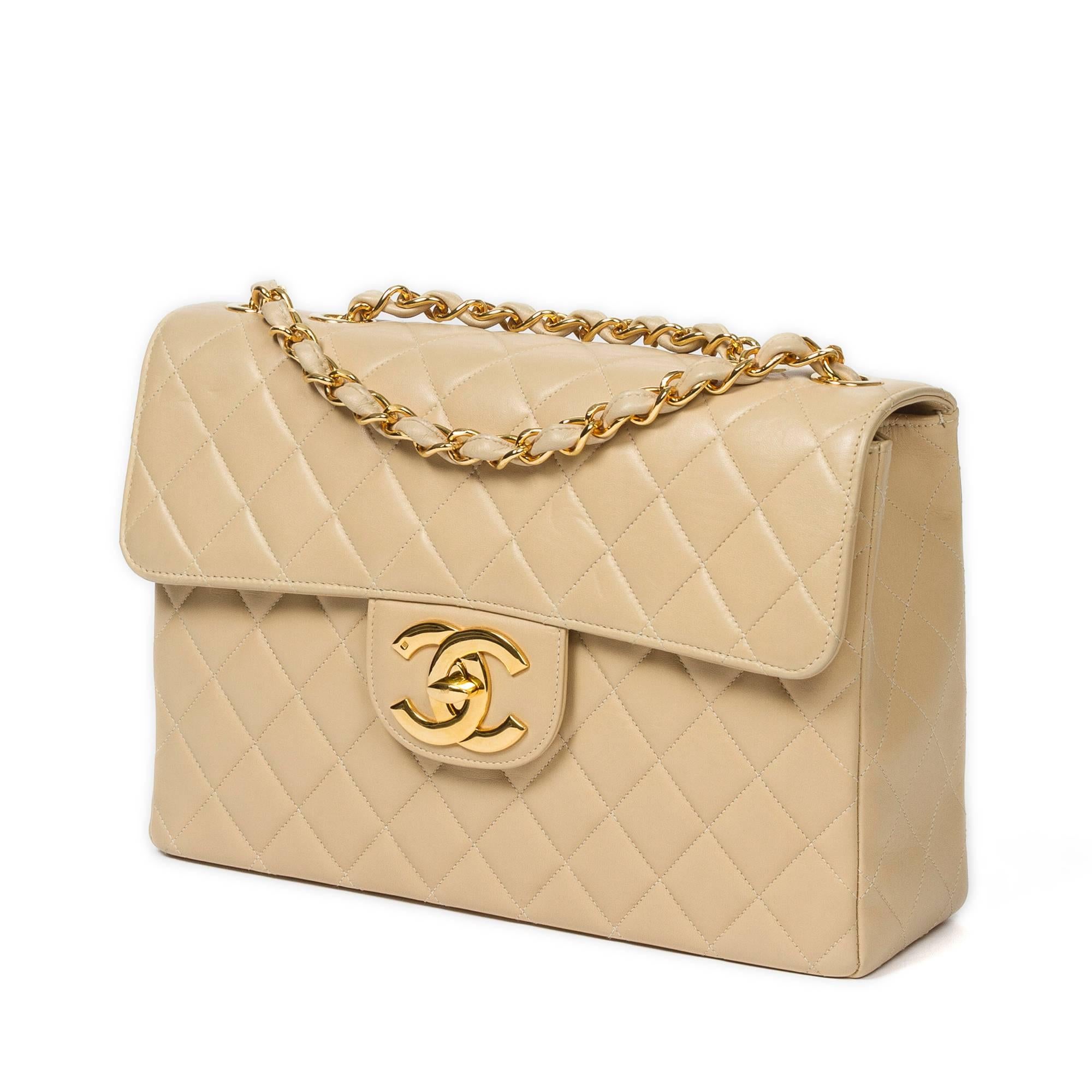 Chanel classic Jumbo Single Flap 30cm in beige quilted leather with double chain strap interlaced with beige leather (drop: single: 59cm, double: 32cm), large turnlock closure, gold tone hardware. Back slip pocket. Beige leather lined interior with
