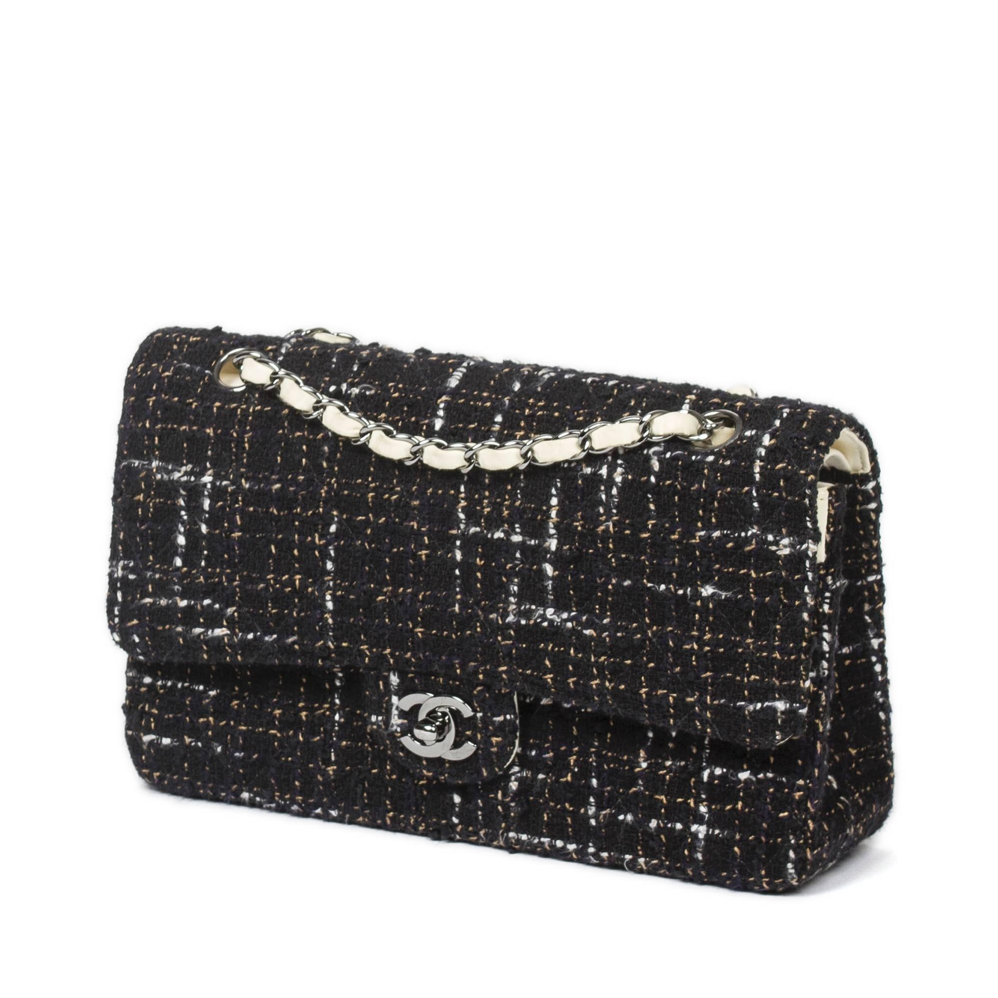 Classic Double Flap 26cm in black tweed with navy, beige and white thread accents, double chain strap interlaced with eggshell color leather (Drop: Single:40cm, Double:22cm), ruthenium tone CC turlock. Slip pocket at the back. Off white leather
