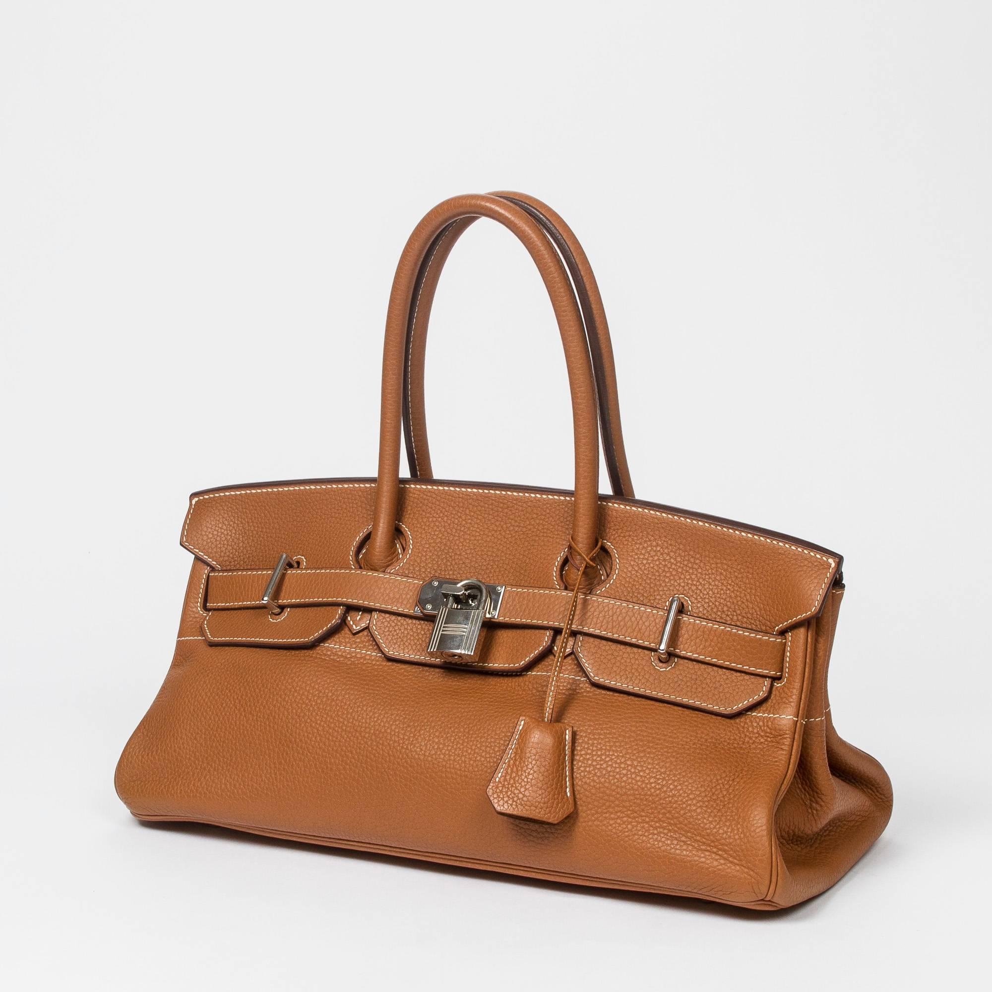 Shoulder Birkin 42 in light brown Taurillon leather with contrasting white stitchings, cadenas and keys in clochette, silver tone hardware. Light brown chèvre leather lined interior. Stamp I in square. Model from 2005. Slight signs of wear on the
