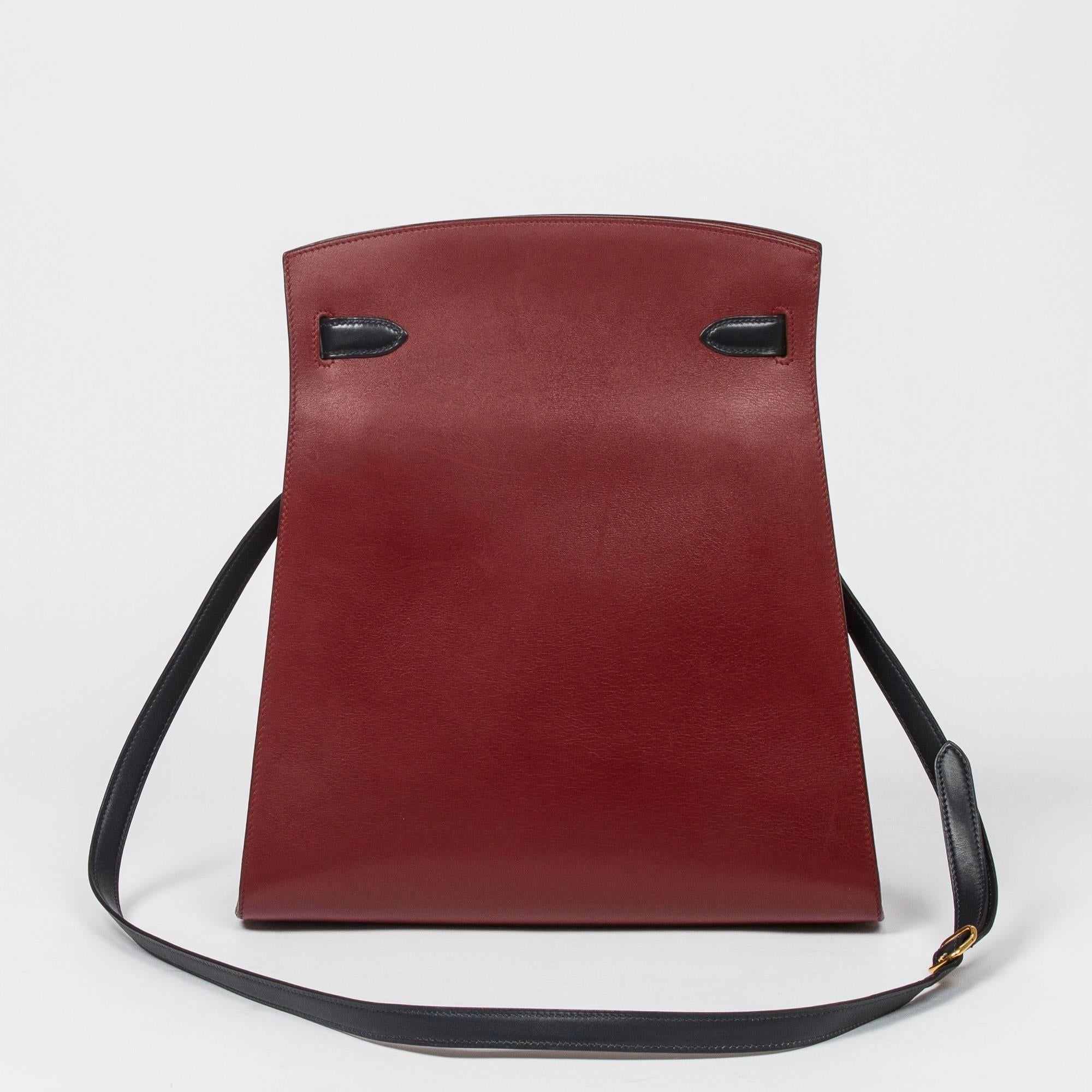 Hermes - Kelly Sport GM Bicolor Rouge H/Navy Box Leather In Excellent Condition In Dublin, IE