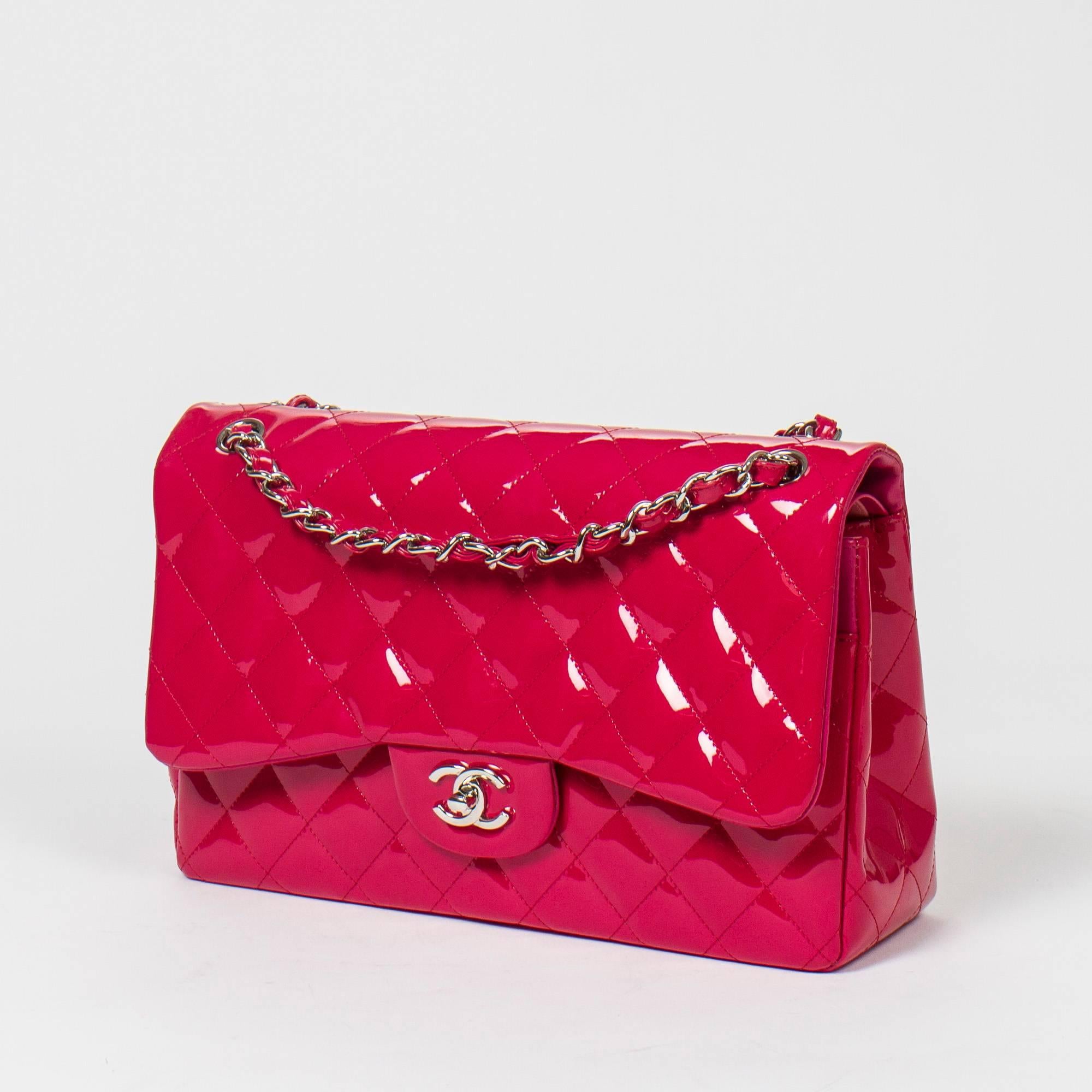 Jumbo in fuschia pink quilted patent leather with chain strap interlaced with patent leather, signature CC turnlock and silver tone hardware. Back slip pocket. Bicolor fuschia and light pink leather lined interior with 3 compartments. 