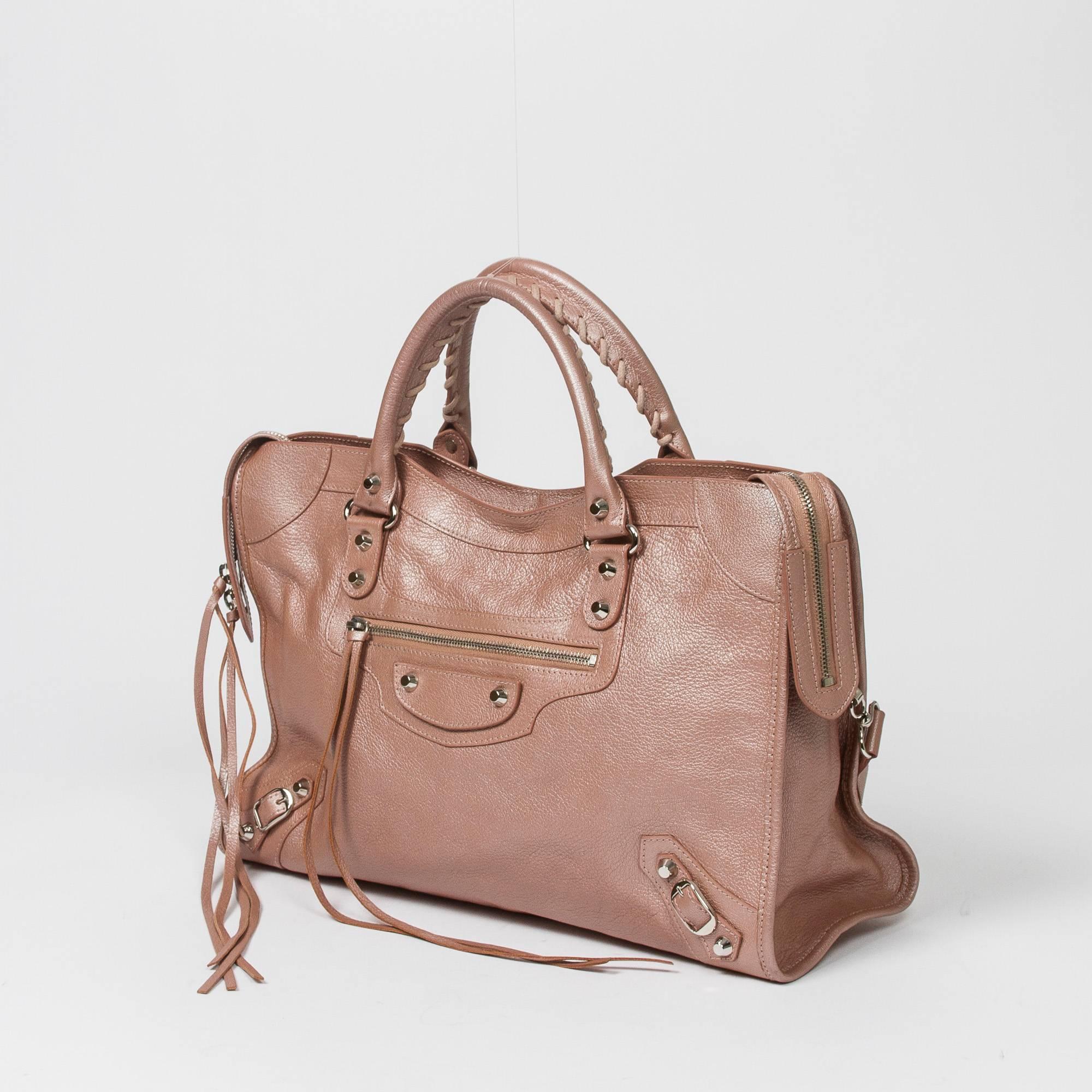 Classic City 38 in light pink metallic grained leather with shoulder strap and silver tone hardware. Double zip closure. Black fabric lined interior with 2 zip pockets and one zip pocket. Dustbag included. Production code 115748-5670-J-527276. Very