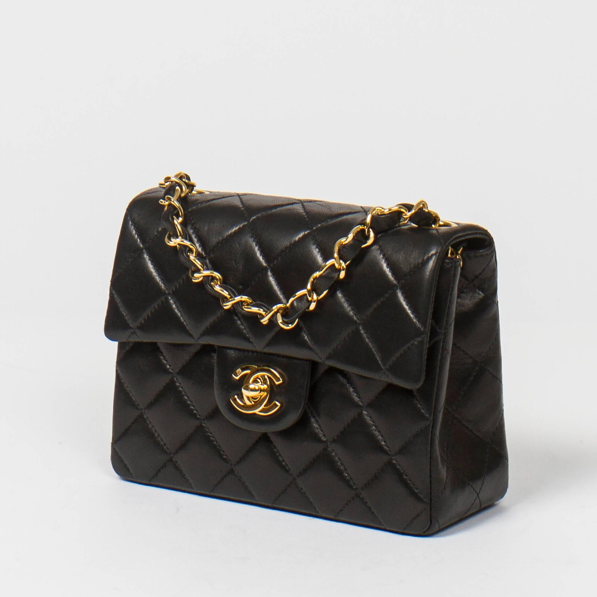 Classic Mini Flap 17cm in black quilted lambskin with chain strap interlaced with leather, gold tone CC turnlock. Back slip pocket. Burgundy leather lined interior with one slip and one zip pocket. Gold tone 