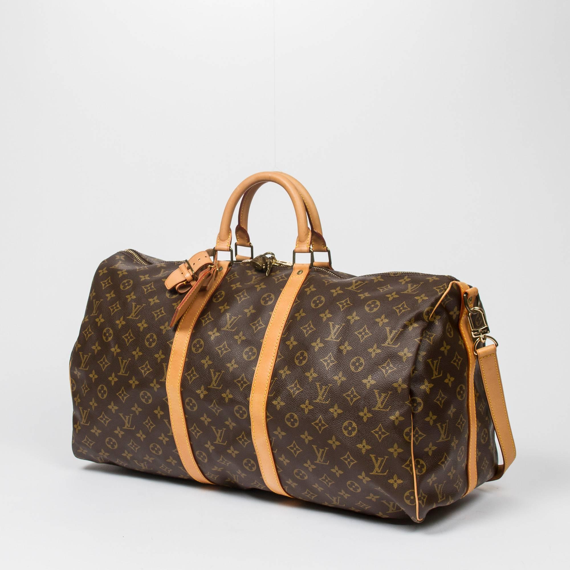 Keepall Bandouliere 55 in monogram canvas, vachetta leather shoulder strap handles and trimmings. Golden brass hardware. Double zipper closure. Brown canvas lining. Luggage tag, handle strap, cadenas and keys included. Date code VI0930. Model from