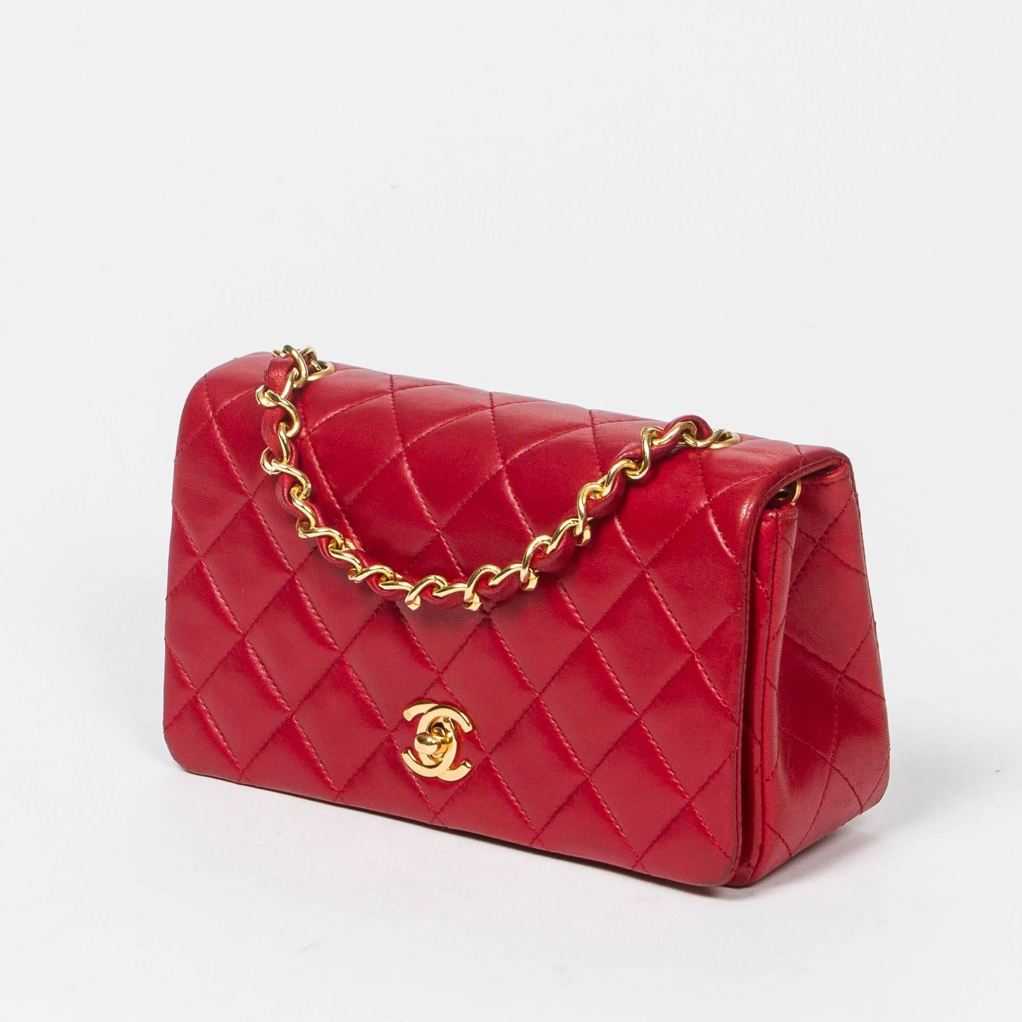 Mini Full Flap in red quilted leather with gold tone chain strap interlaced with black leather. Turnlock 