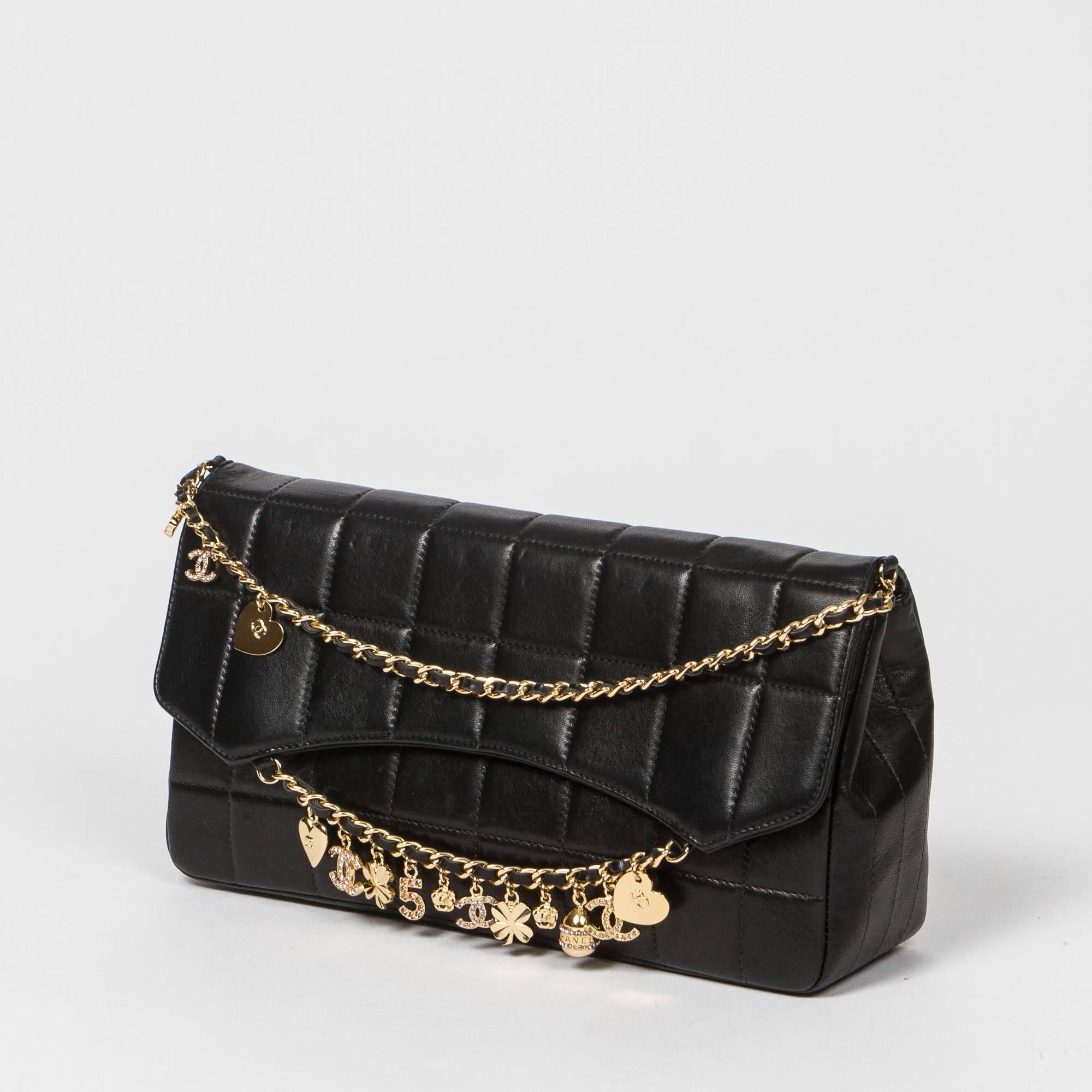 Charms shoulder bag in black quilted leather with gold tone chain strap interlaced with black leather. Snap closure. Black leather lined interior with one slip pocket and one zip pocket. Dustbag included. The bag has still its sticker 7499666, no