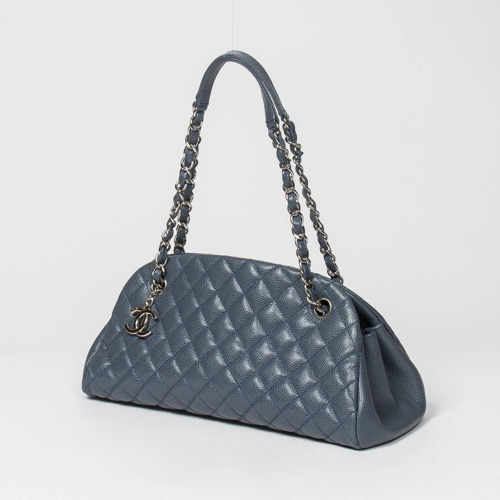 Handbag in light blue caviar quilted calf leather, double chain strap interlaced with leather, CC in front, silver tone hardware.  Blue sky lined interior with 1 zip pocket, 3 compartments. Silver tone heat stamp 