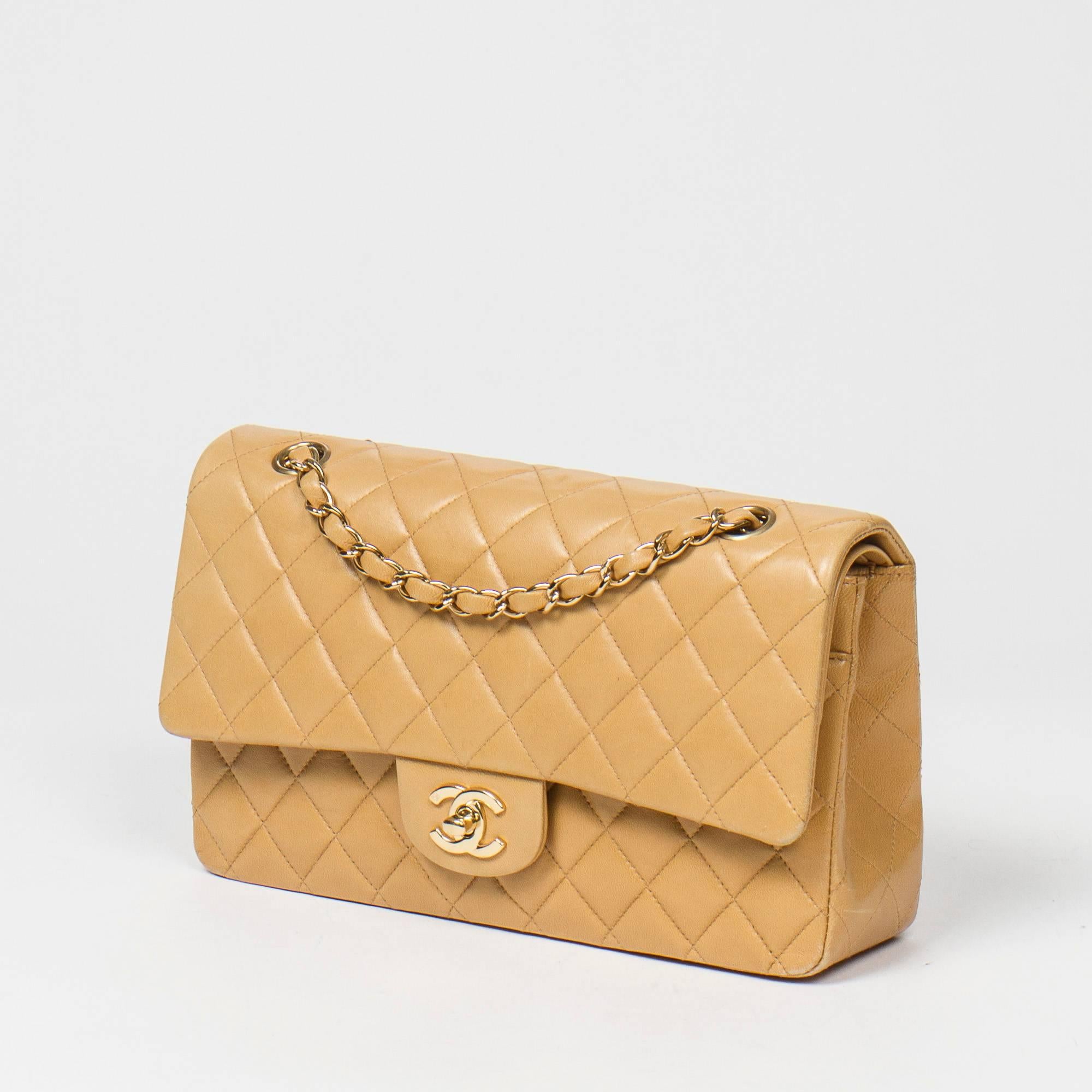 Classic Double Flap 26 in beige quilted calf leather, double chain strap interlaced with leather, signature turnlock closure, gold tone hardware. Back slip pocket. Beige leather lined interior with 3 slip pockets. Gold tone heat stamp 