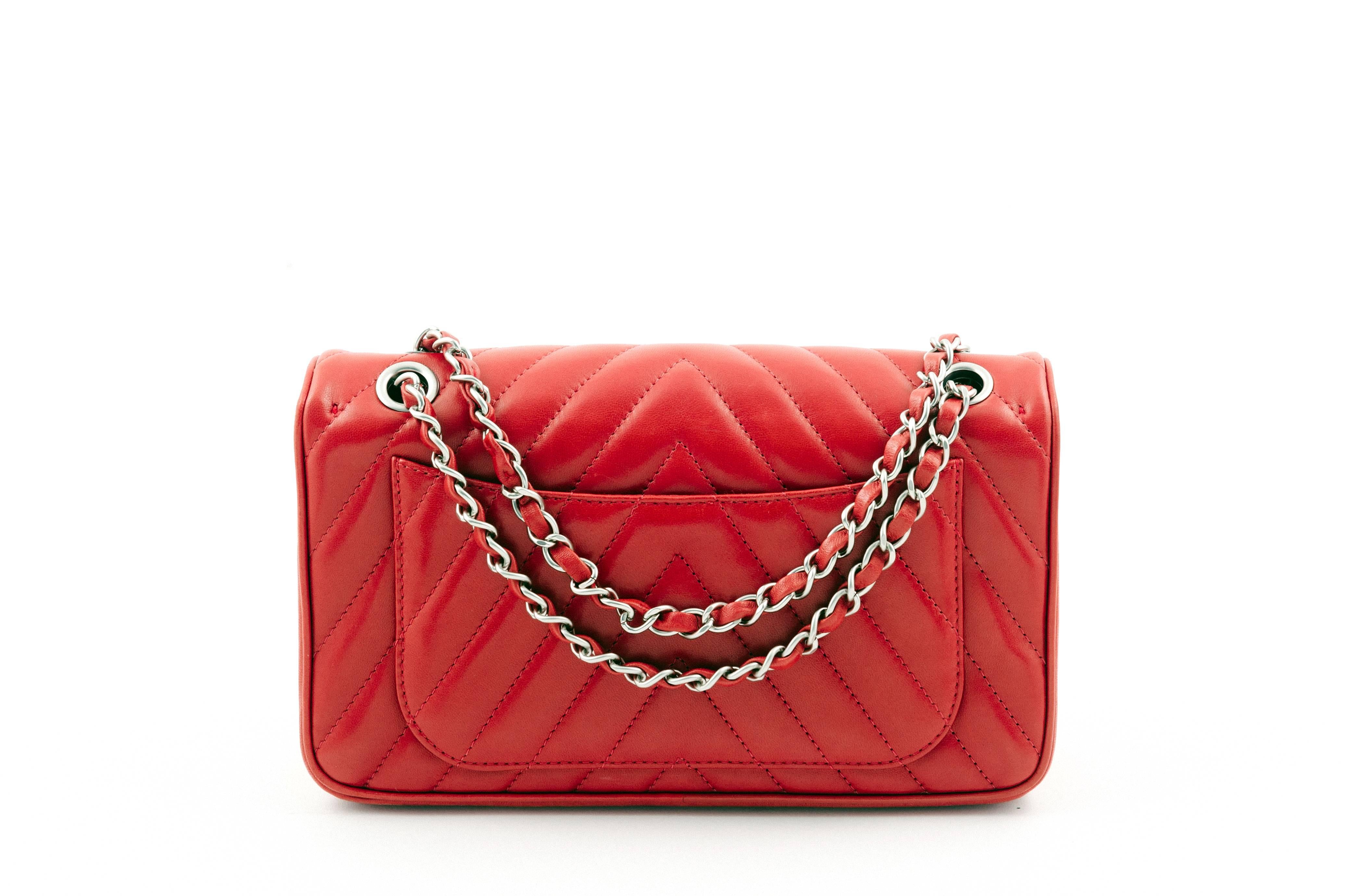 Chanel Quilted Leather Red with lion closure (25cm) with its dustbag, its card and its sticker; silver brushed tone hardware. Date code: 14672707. Model from 2010-2011. Excellent condition
