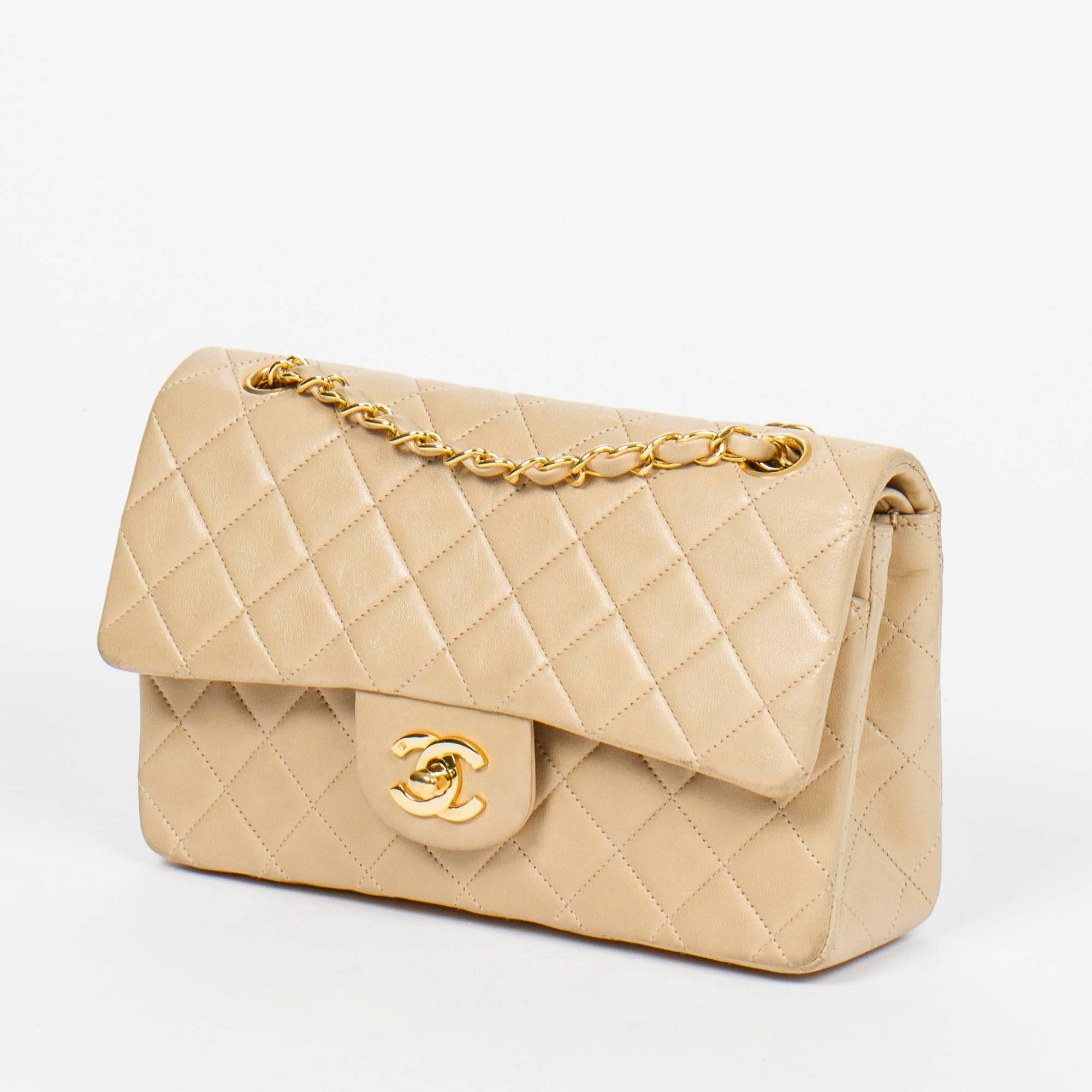 Shoulder bag Chanel Classic Double Flap in beige leather. This product has already been used. It presents various signs of wear but is in good condition, with an optimal vintage patina. Presents some mark, trace or wear inside and outside.