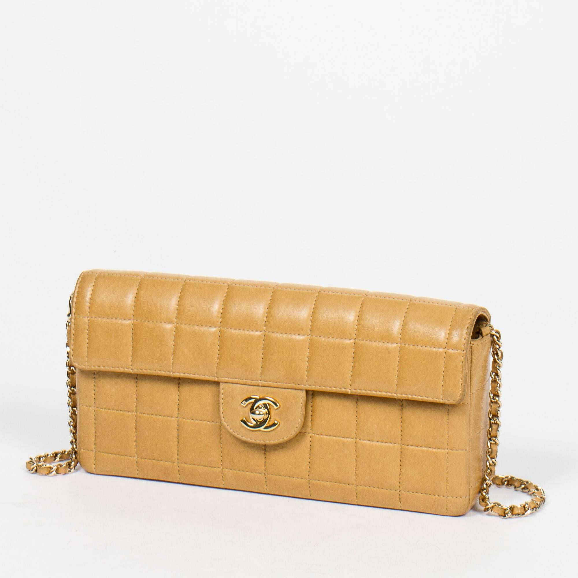 Shoulder bag Chanel Eastwest Flap in beige leather. Production code of this product is 8847265. This product is in good condition. It presents some slight signs of wear but was well Kept. Dimensions of the bag are 26*13*4cm. This bag has been made