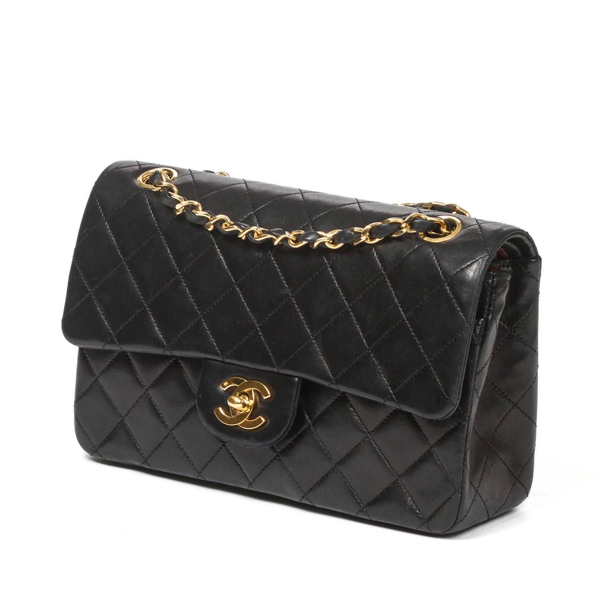 Shoulder bag Chanel Classic Double Flap in black leather. Production code of this product is 3077009. This product is in very good condition. It was a little bit wear and its shape is perfect. It presents no track of wear. All essentials parts are