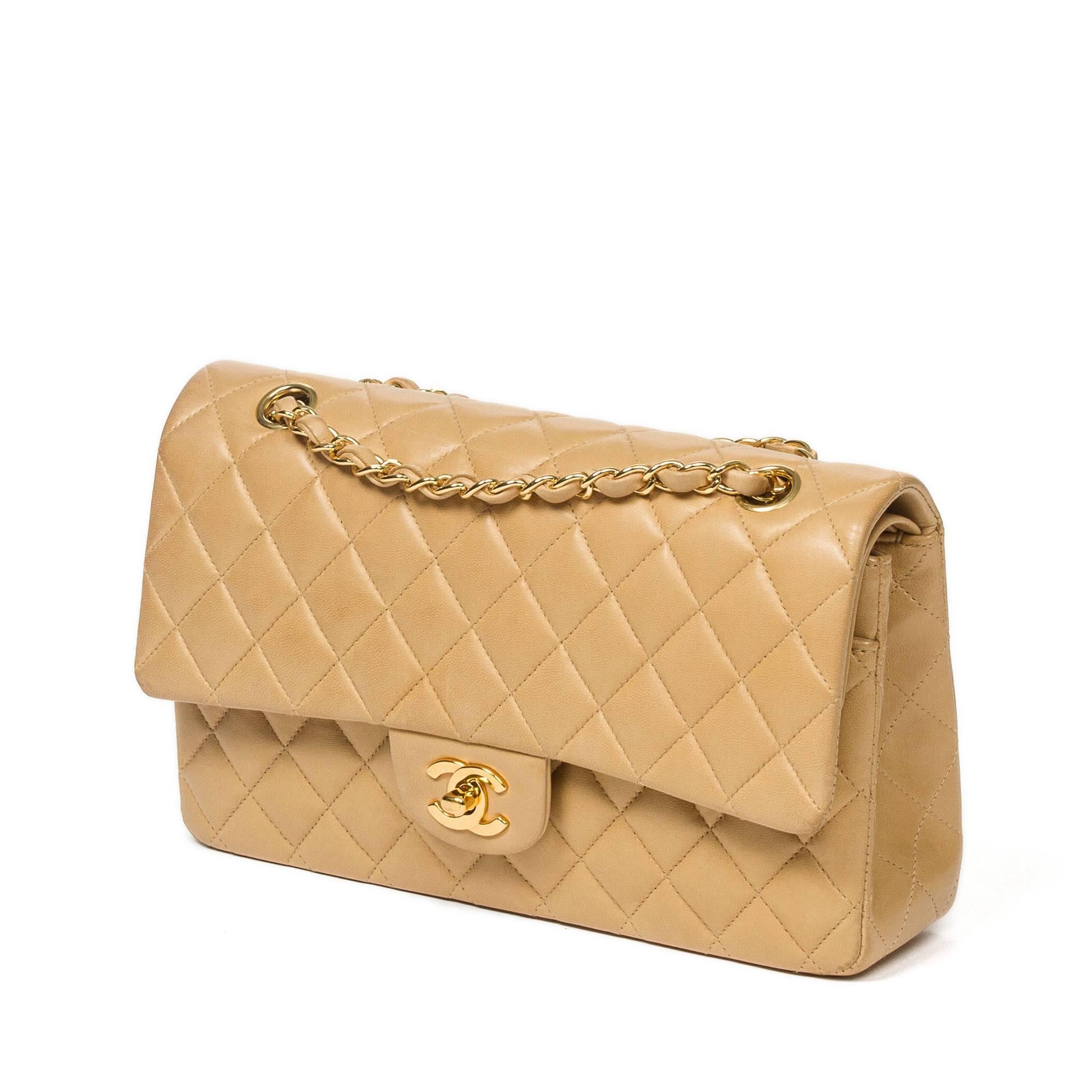 Shoulder bag Chanel Classic Double Flap in beige leather. Production code of this product is 499449. This product is in good condition. It presents some slight signs of wear but was well Kept. Dimensions of the bag are 26*16*7cm. This bag has been