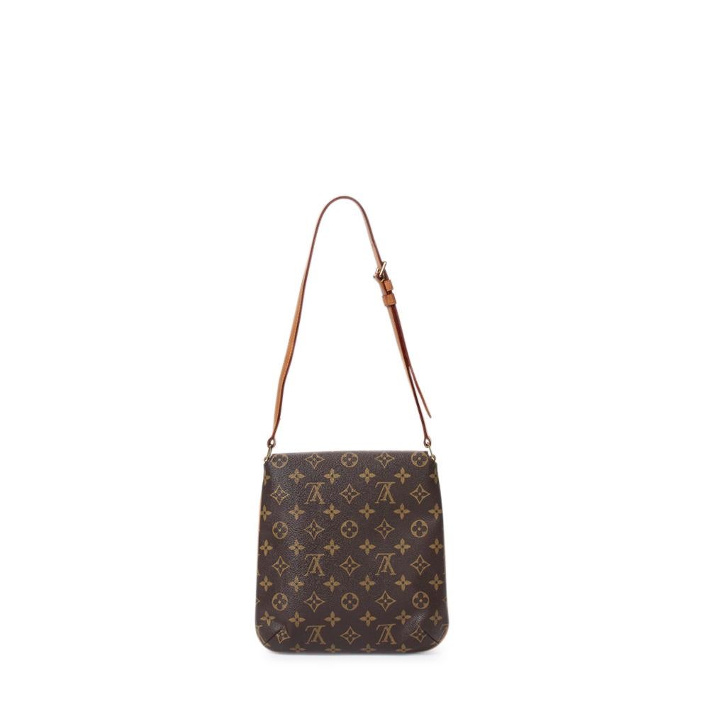 The model Musette salsa  is one of the most famous reference from the luxury House . Declined in many colors and materials, here it is offered in Brown Monogram Canvas and Golden Brass hardware. This product is rated as condition A. That means the