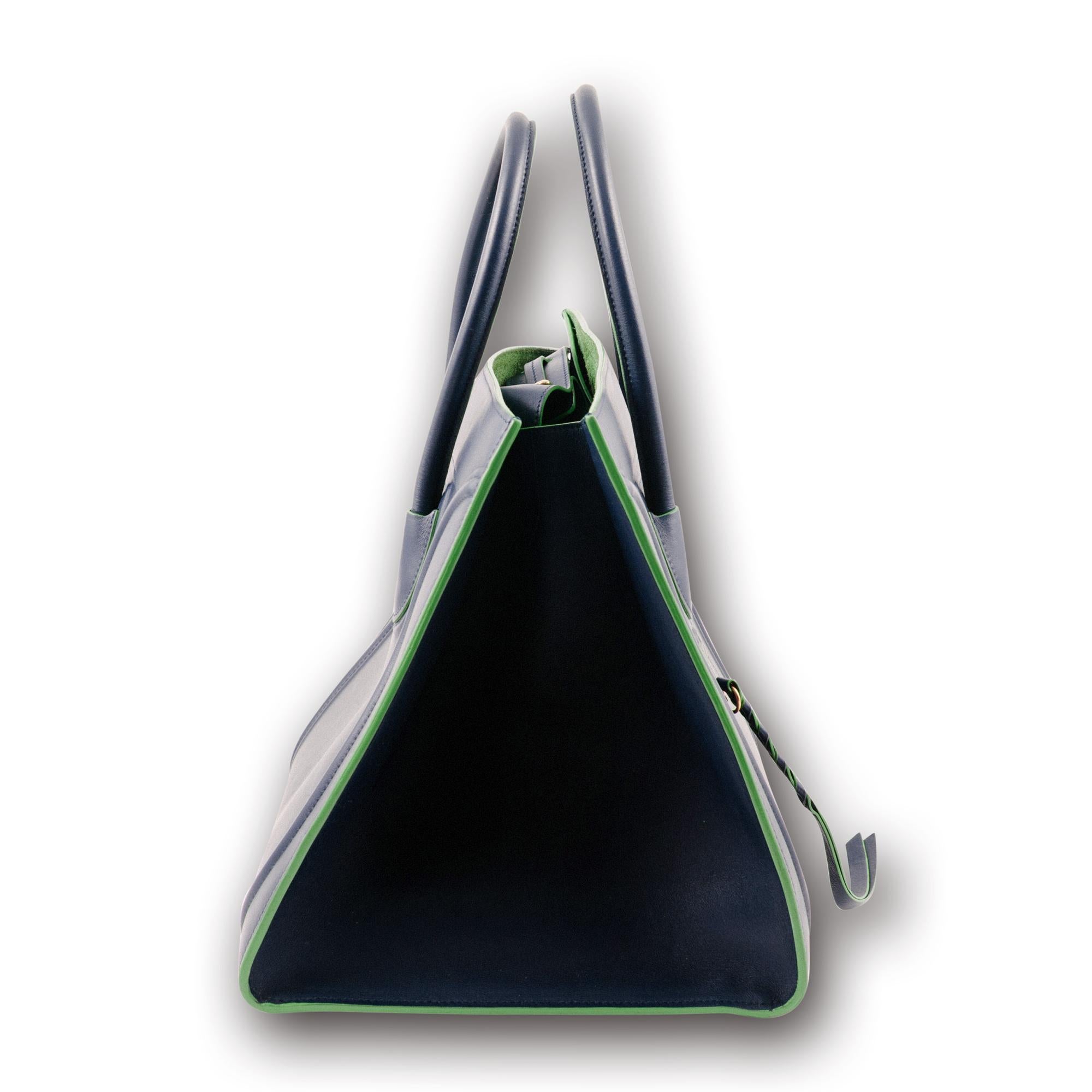 Celine  Phantom Dark Green Calf Leather Handbag  In Excellent Condition For Sale In Dublin, IE