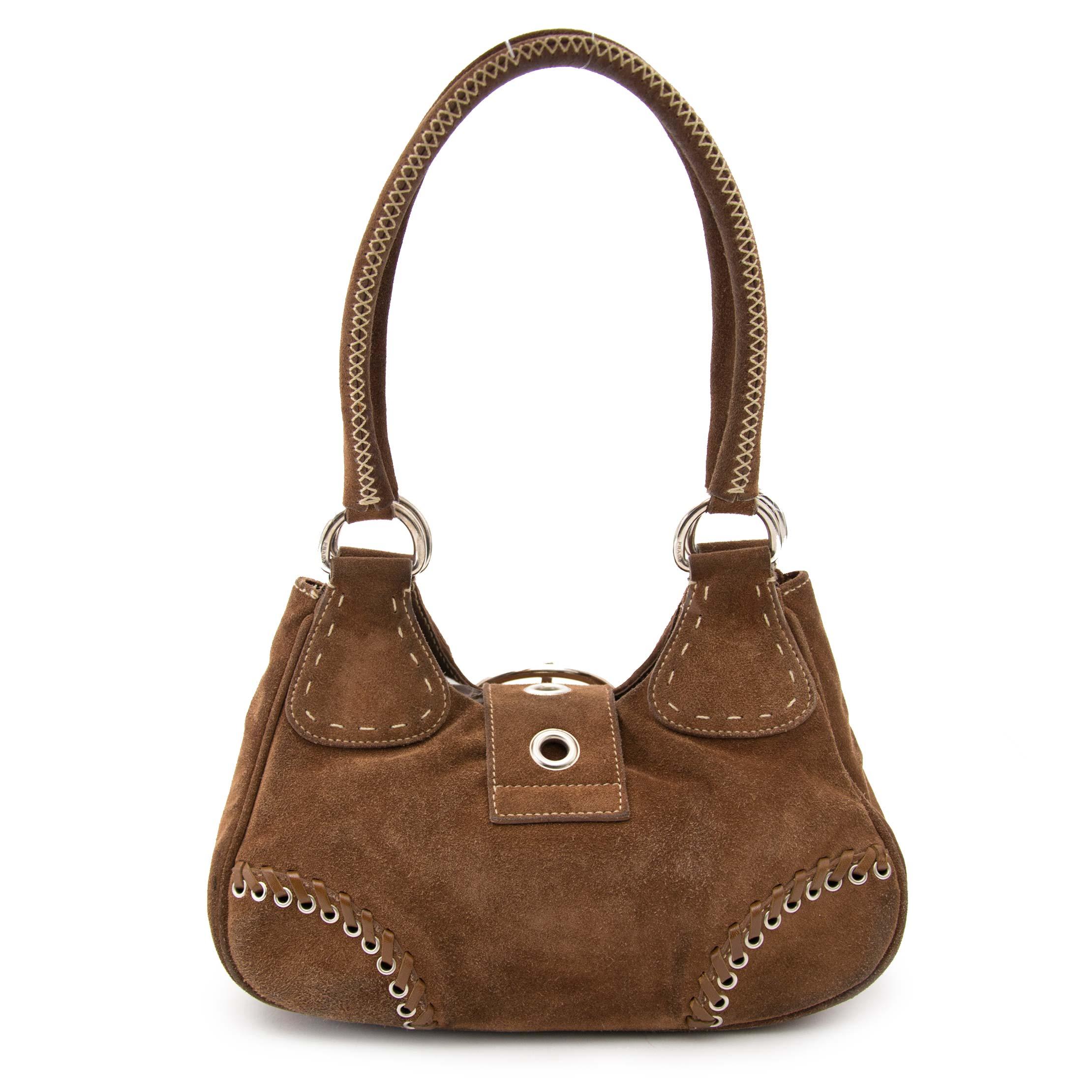 The model Shoulder Bag  is one of the most famous reference from the luxury House . Declined in many colors and materials, here it is offered in Brown Daim and Silver hardware. This product is rated as condition A. That means the product is in Very