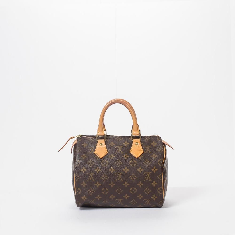 The model Speedy 25 is one of the most famous reference from the luxury House . Declined in many colors and materials, here it is offered in Brown Monogram Canvas and Golden Brass hardware. This product is rated as condition A. That means the