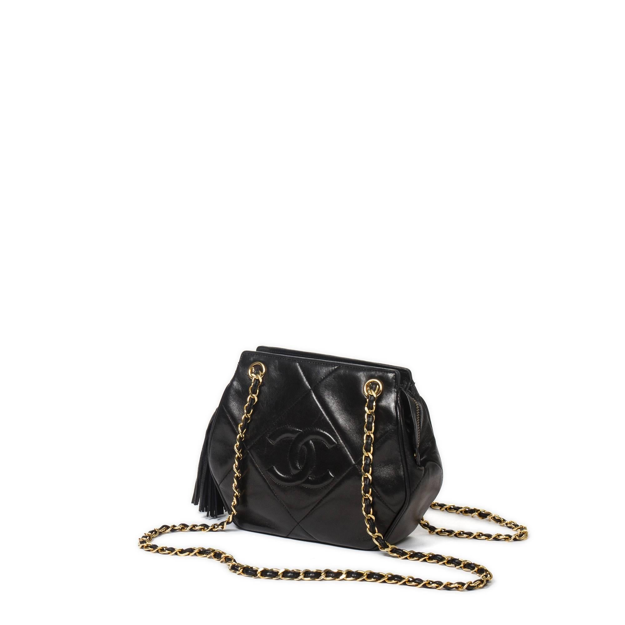 Vintage Fringe shoulder bag 21cm in black large quilted lambskin, chain straps interlaced with leather (45cm) and leather tassel zipper toggle, golden hardware. Box, dustbag, tag, authentication card included (1725574). Model from
