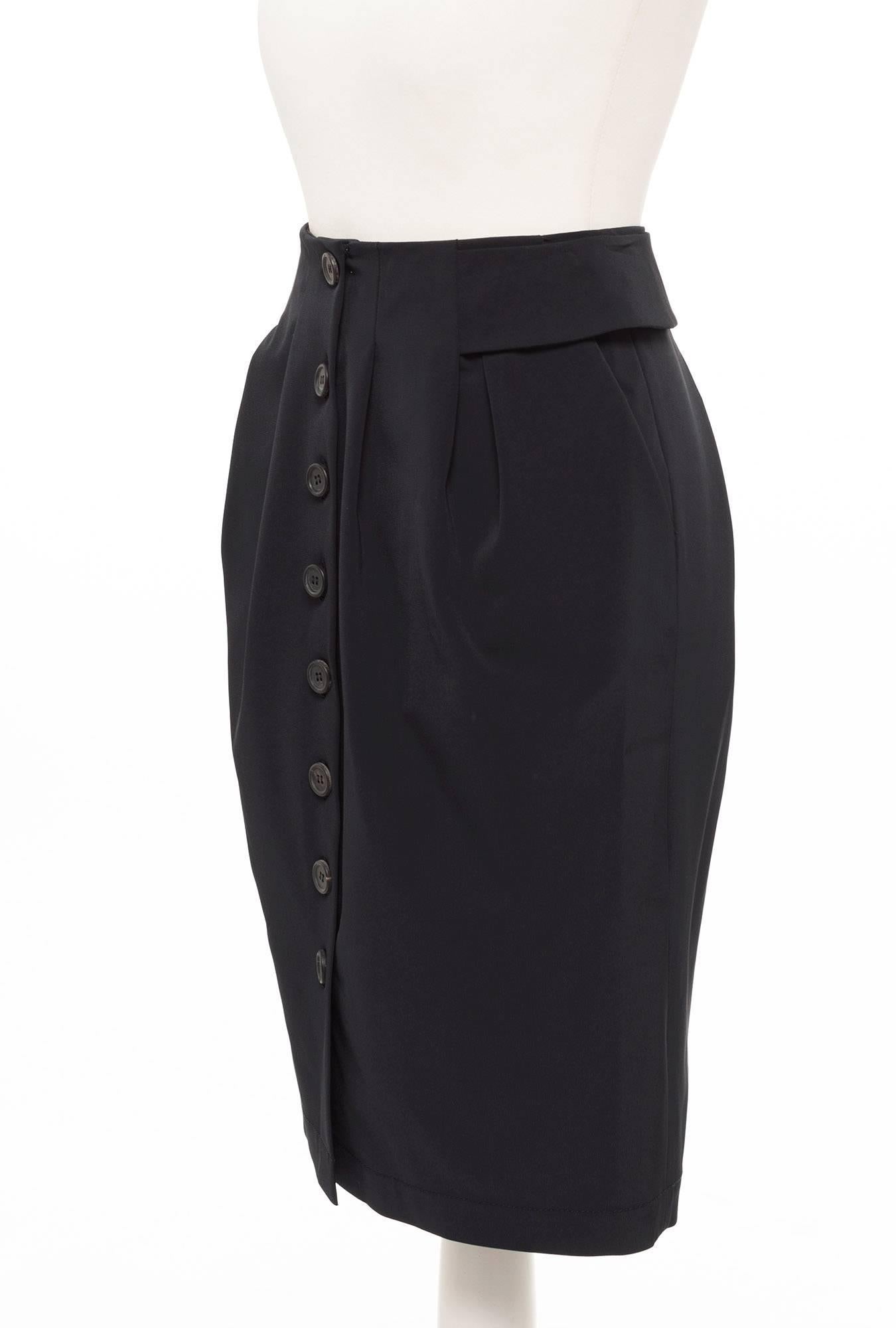 The fabric that Miuccia Prada loves, stretch anything. High waisted pleated skirt with interesting waist detail, 8 front buttons and just below knee.

italian 40 , french 36, german 34, UK 8, USA 4