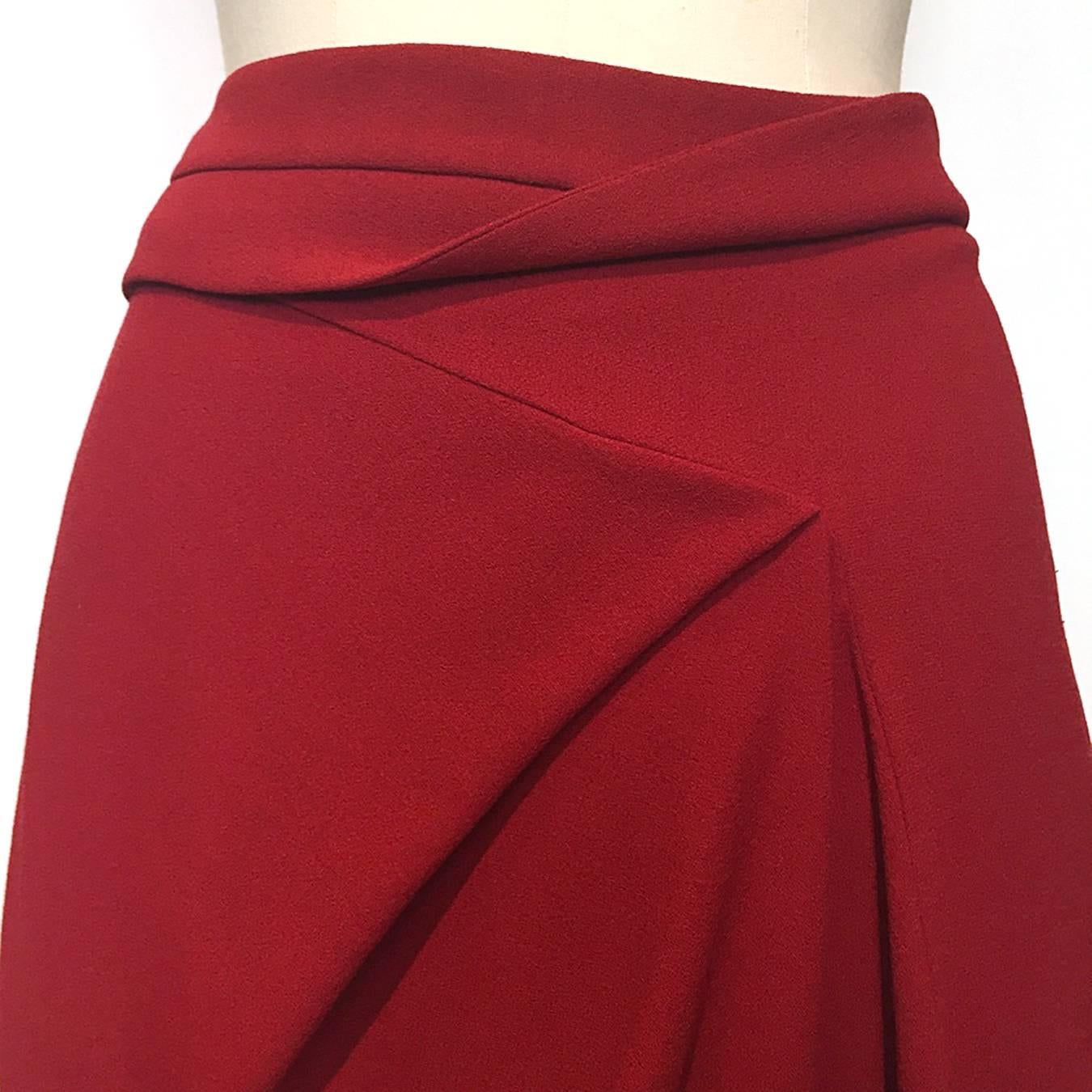 Skirt has a folded waist detail, long asymmetrical front and a shorter back, could almost be a mini skirt but slightly longer. The hight tech fabric gives this skirt the futuristic feeling of modernity. 