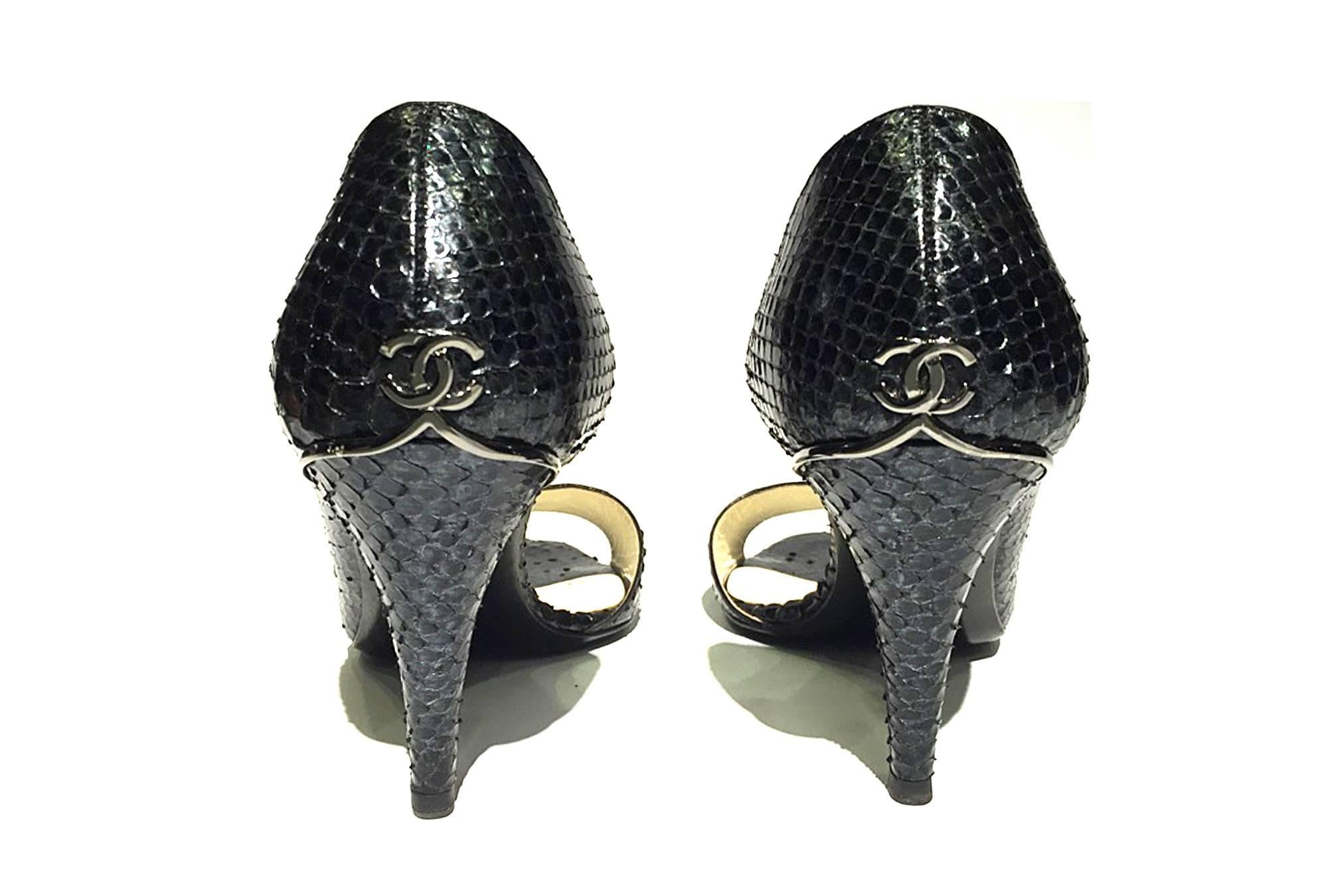 90s Chanel snake leather peep toes in black, Sz 8 In Excellent Condition For Sale In Berlin, DE
