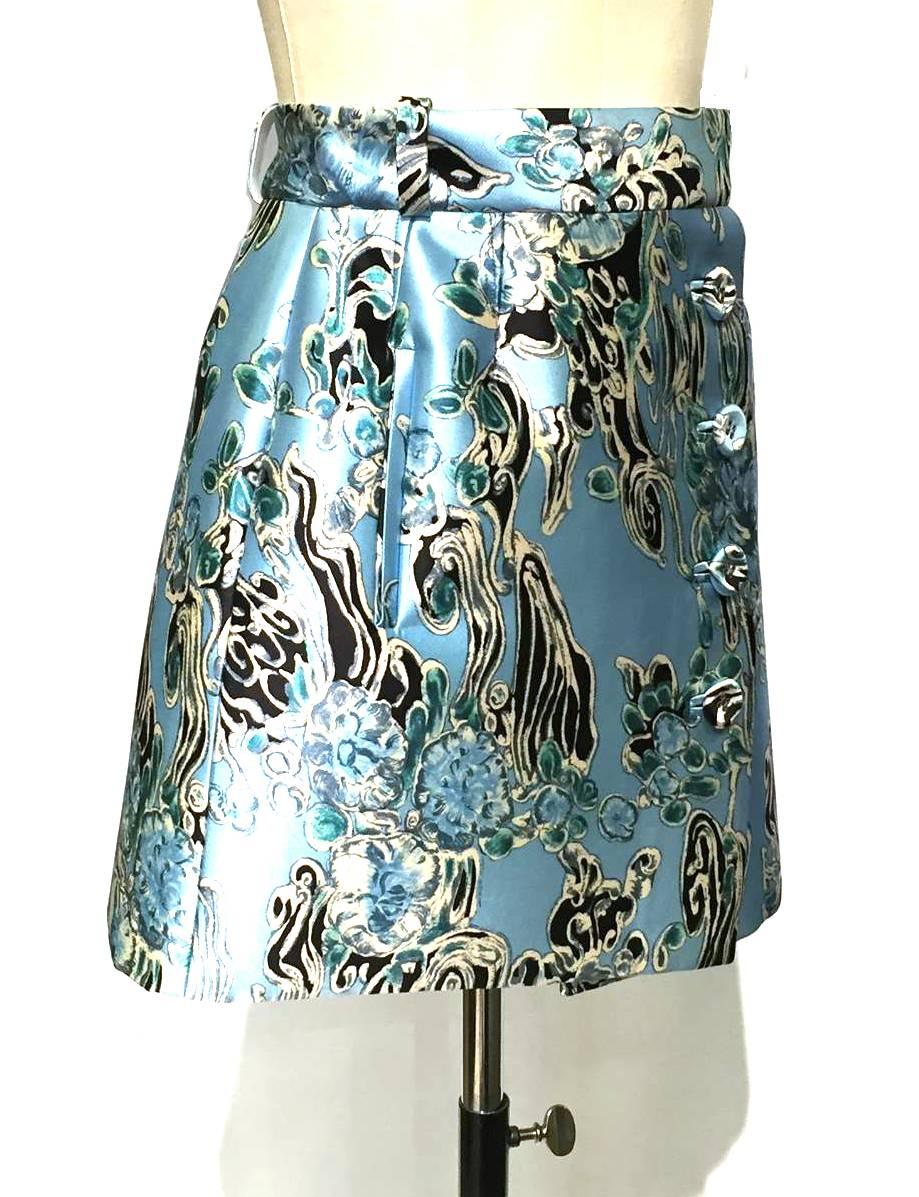  Skirt has waist band with belt loops, front darts, front pockets, 4 self covered buttons, front is buttoned on the side front and back is classic shape. Fabric is spongy and print is extreme abstract melting flowers. A true masterpiece.

SIZE: 38