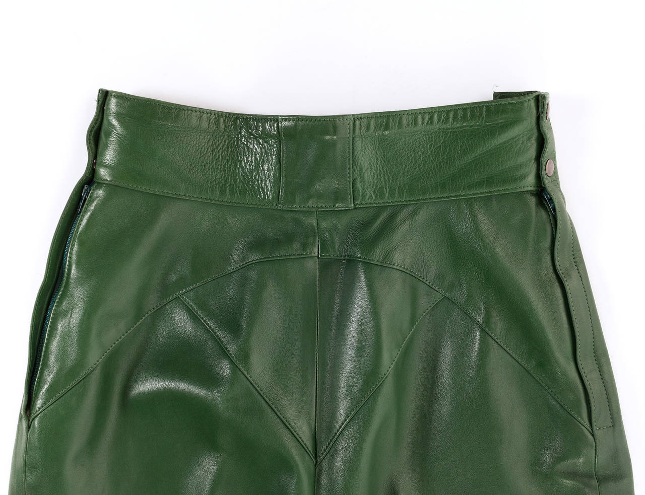 Gray Azzendine Alaia green leather fitted trousers.