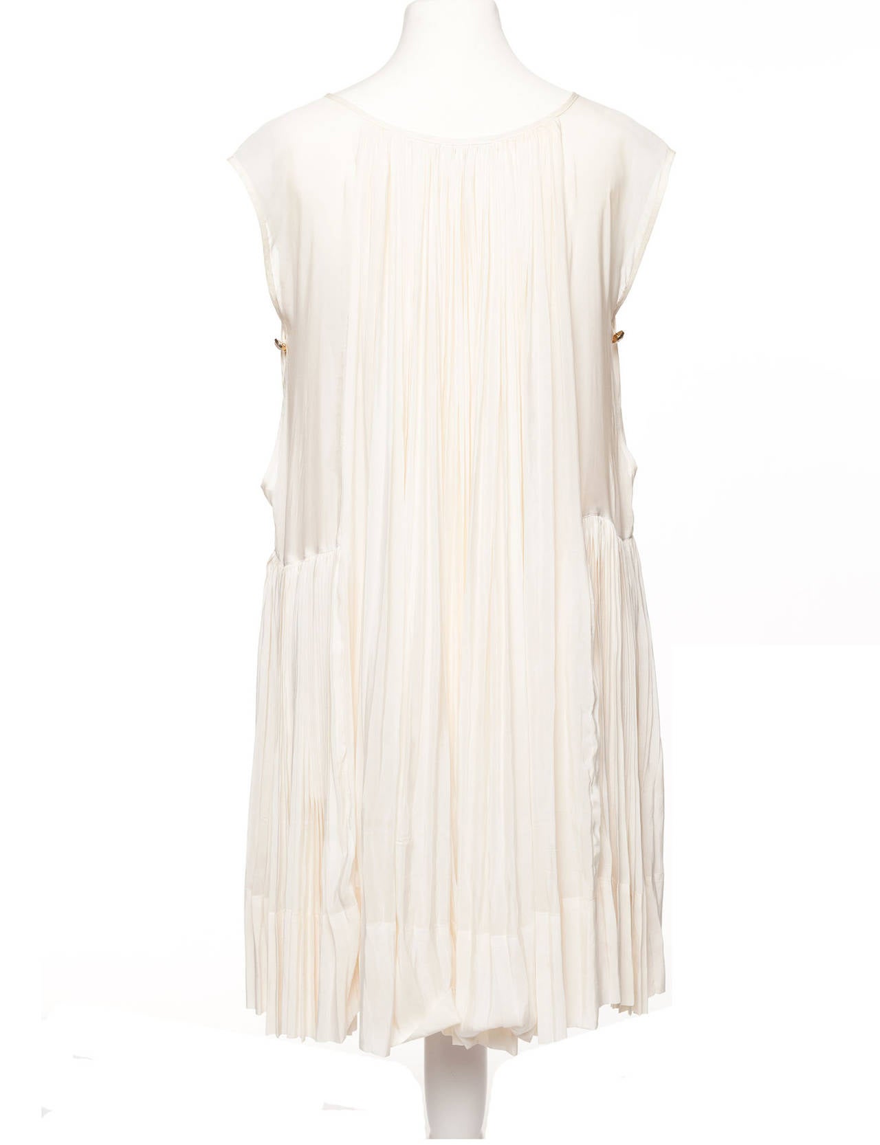 Women's Wunderkind Silk pleated sleeveless dress with pearl buttons