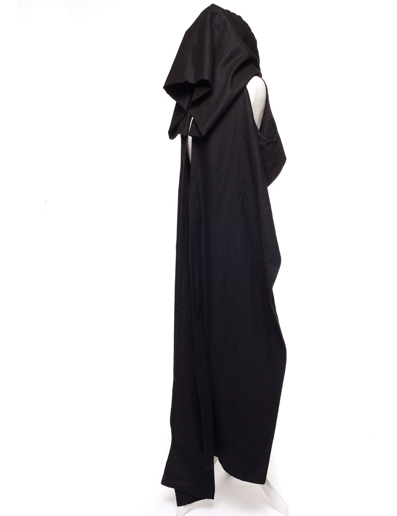 Ann Demeulemeester black cape with oversized hood from early 2000's, Sz.10 In Excellent Condition In Berlin, DE