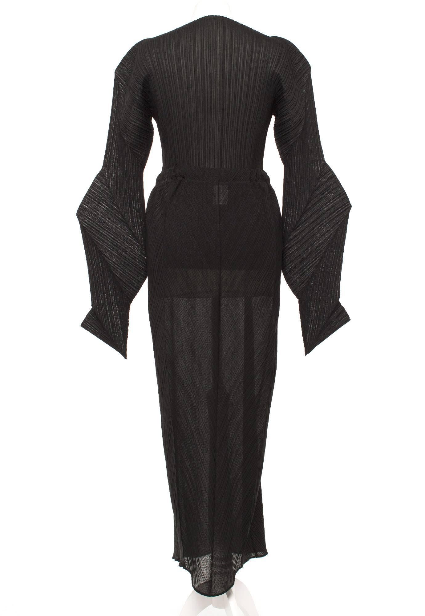 Vintage Collectors Item '89 Issey Miyake Black Plisse Pleated Ensemble, Sz M In Excellent Condition In Berlin, DE
