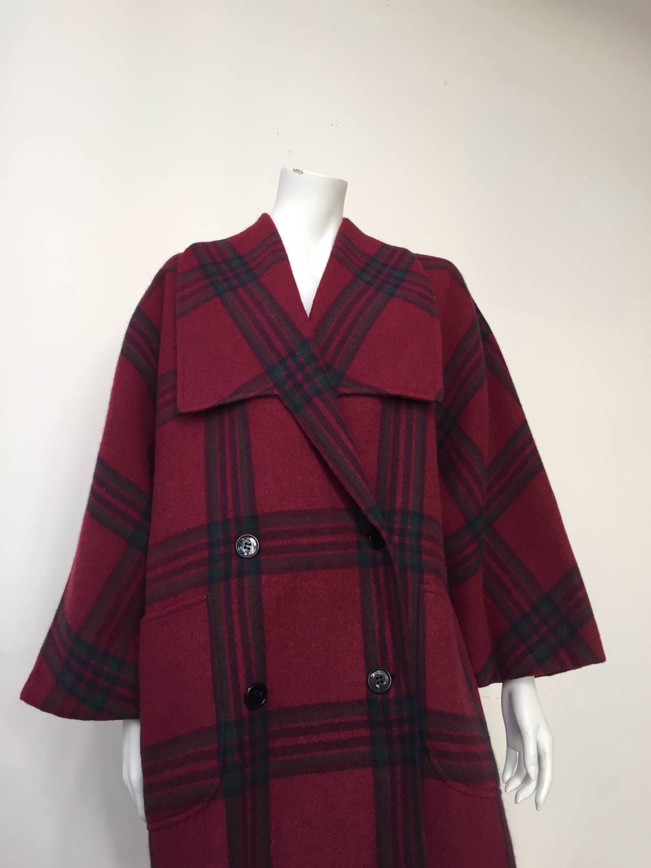 Oscar de la Renta 90s plaid wool boxy delicious cocoon coat with two front large pockets. Made in Italy size 10. 50% wool & 50% alpacha.  Wide collars and plaid pattern makes this coat a statement piece. It could easily be worn as a dress.