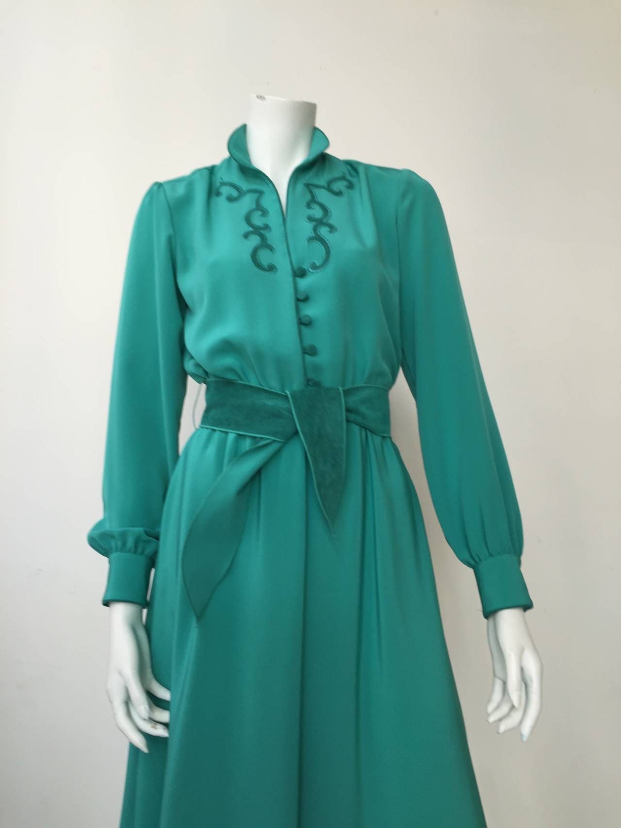 Lilli Ann 80s green dress with ultra suede trim, buttons & belt. 
Elastic waist. 
Made in the USA.  
Size 4 but please use the measurements I will provide you to make sure this item will fit you to perfection. This dress  has