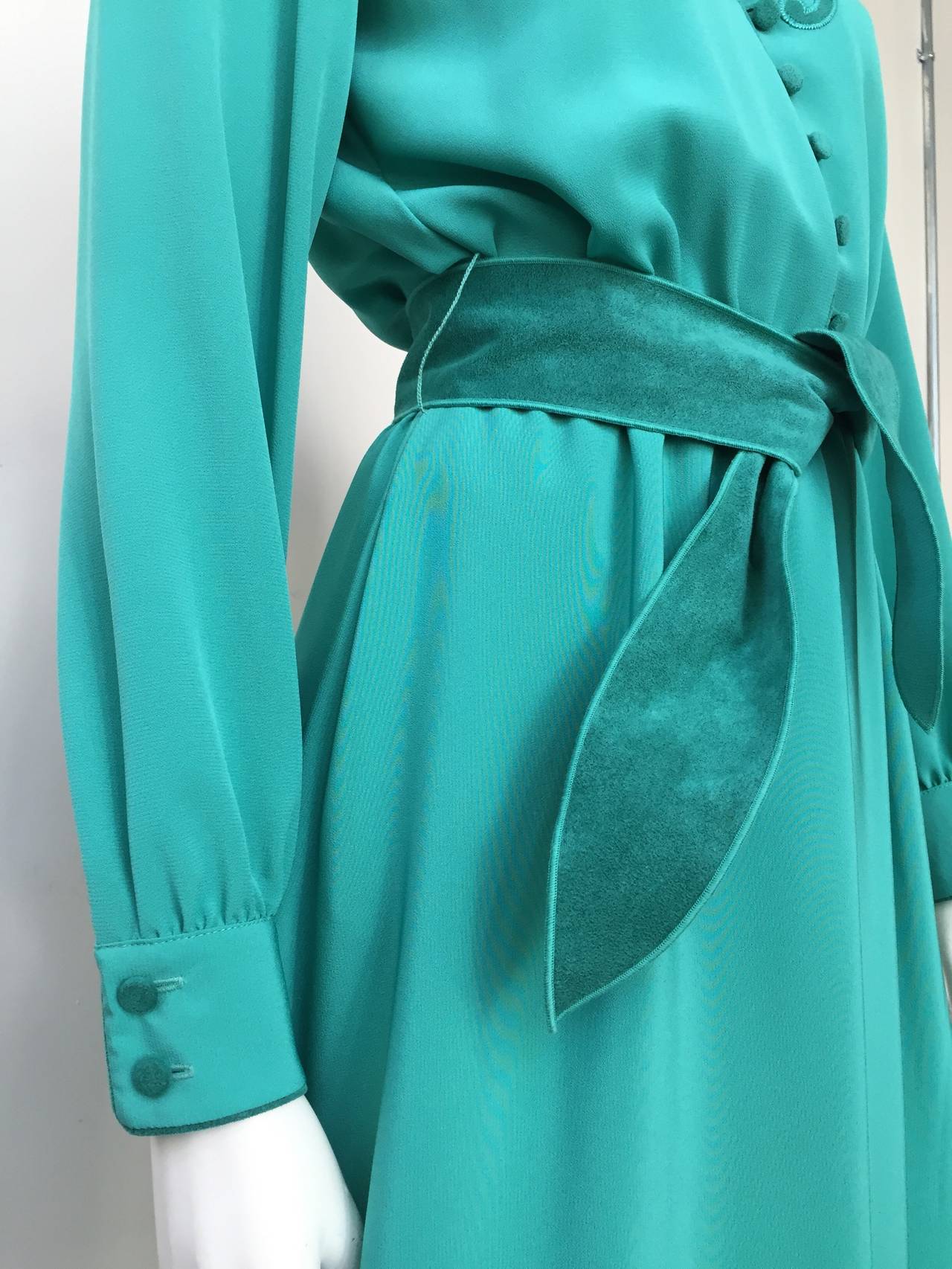 Lilli Ann 1980s Dress with Ultrasuede Trim & Pockets Size 4. In Excellent Condition For Sale In Atlanta, GA