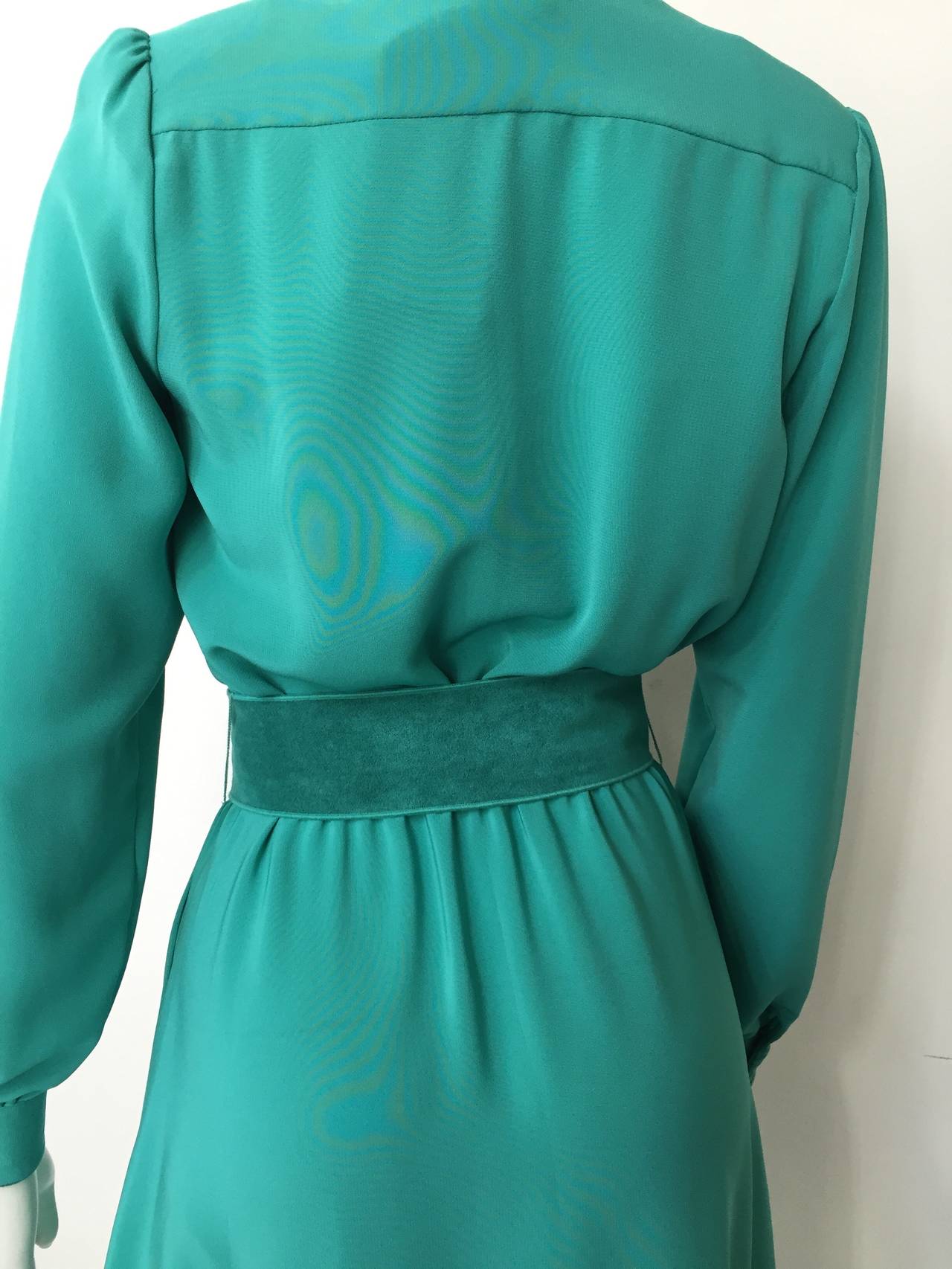 Lilli Ann 1980s Dress with Ultrasuede Trim & Pockets Size 4. For Sale 2