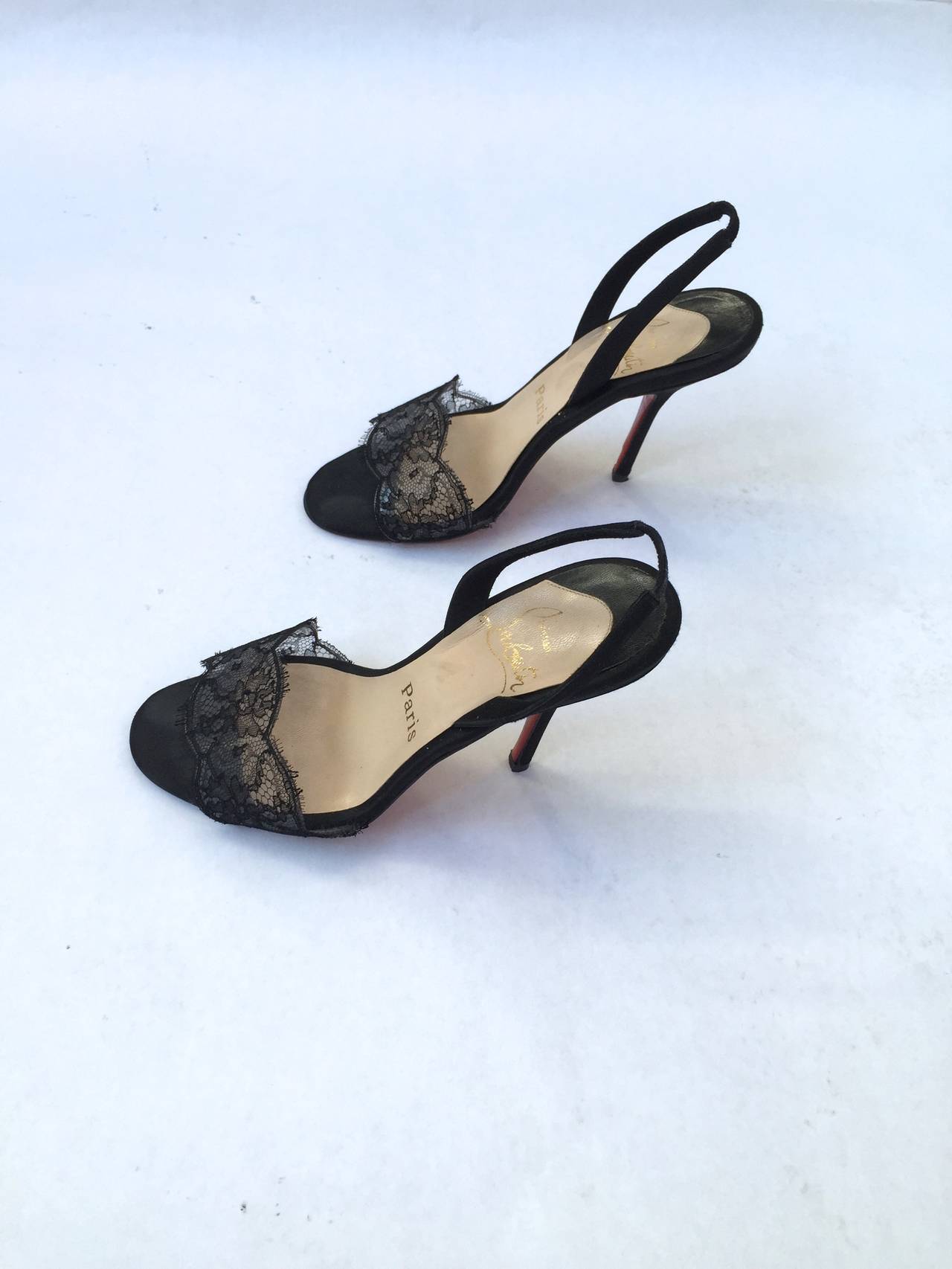 Christian Louboutin black heels with lace trim size 5.5. In Good Condition For Sale In Atlanta, GA