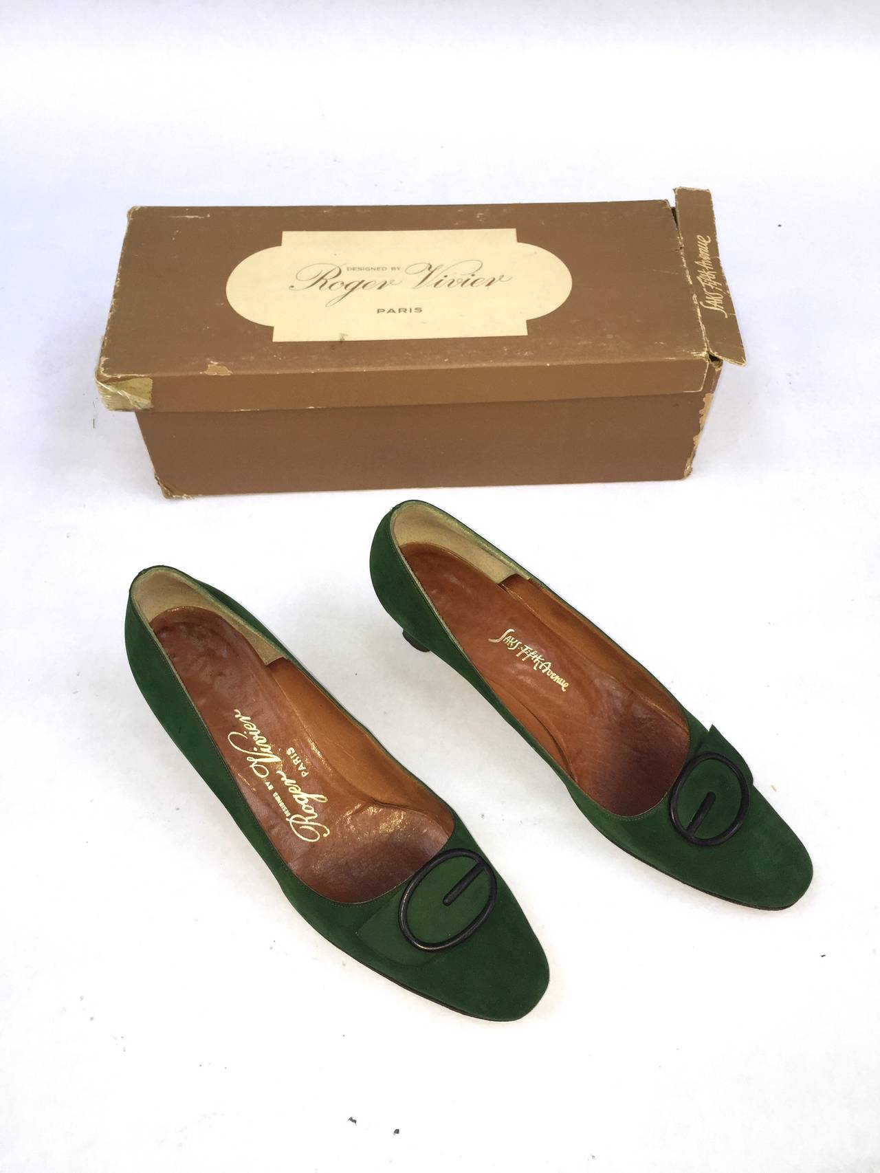 Roger Vivier for Sak's Fifth Avenue 60s green suede heels size 8 AA.
Made in Italy.
With original box.
Measurements are:
10