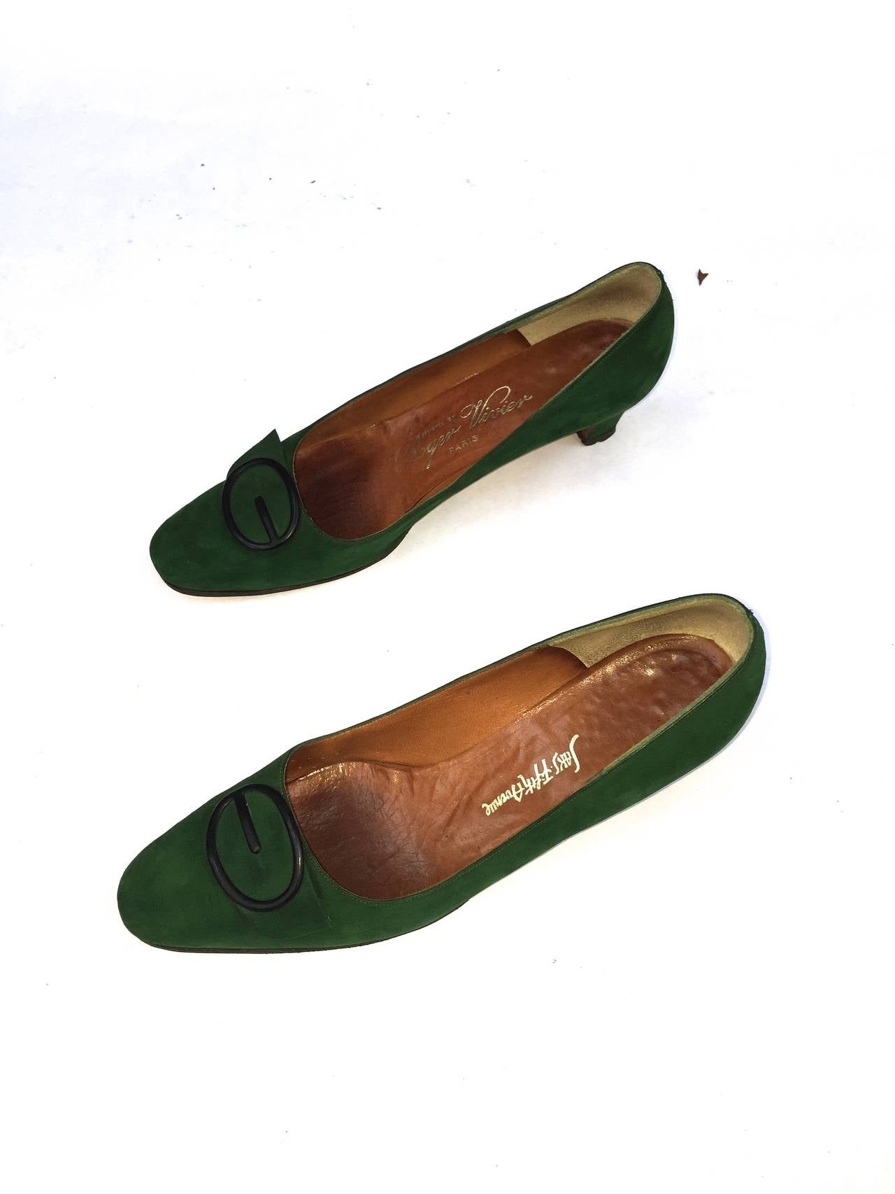 Roger Vivier for Sak's Fifth Avenue 60s green suede heels size 8AA. In Good Condition For Sale In Atlanta, GA