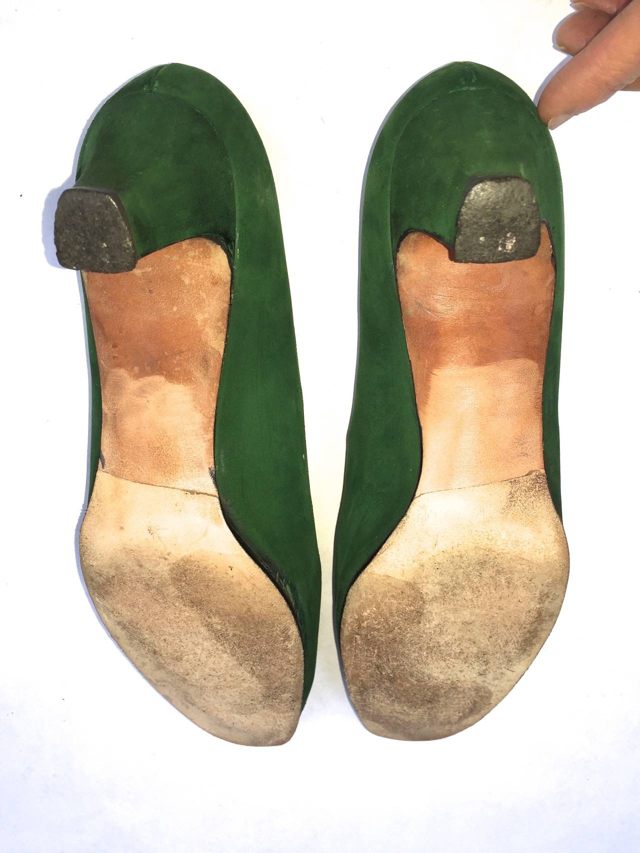 Roger Vivier for Sak's Fifth Avenue 60s green suede heels size 8AA. For Sale 4