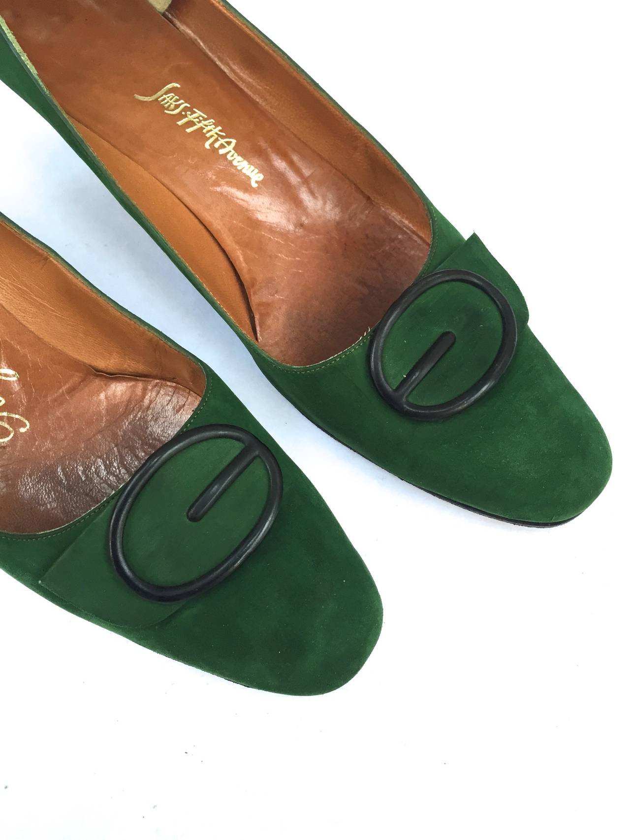 Roger Vivier for Sak's Fifth Avenue 60s green suede heels size 8AA. For Sale 1