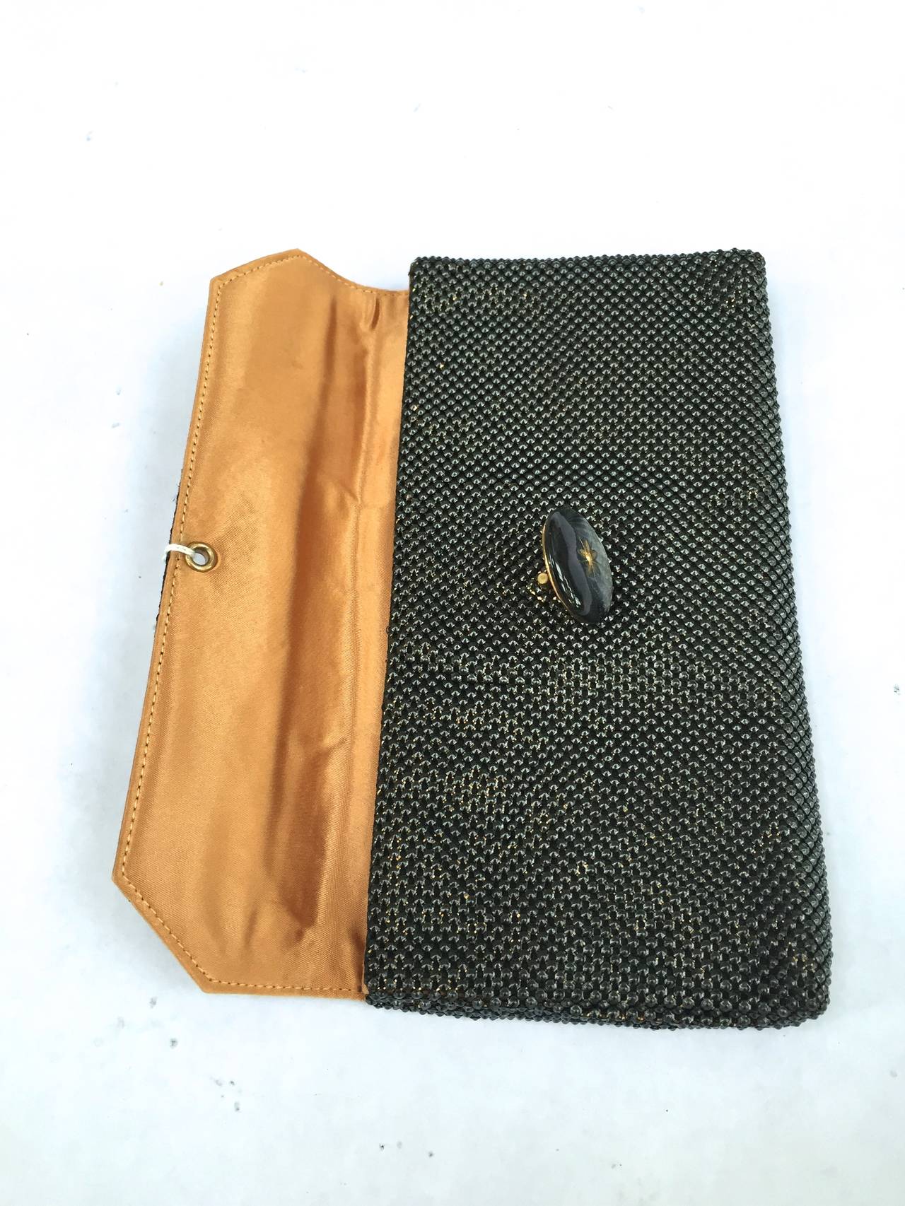 Whiting & Davis 60s mesh flip clutch. In Good Condition In Atlanta, GA