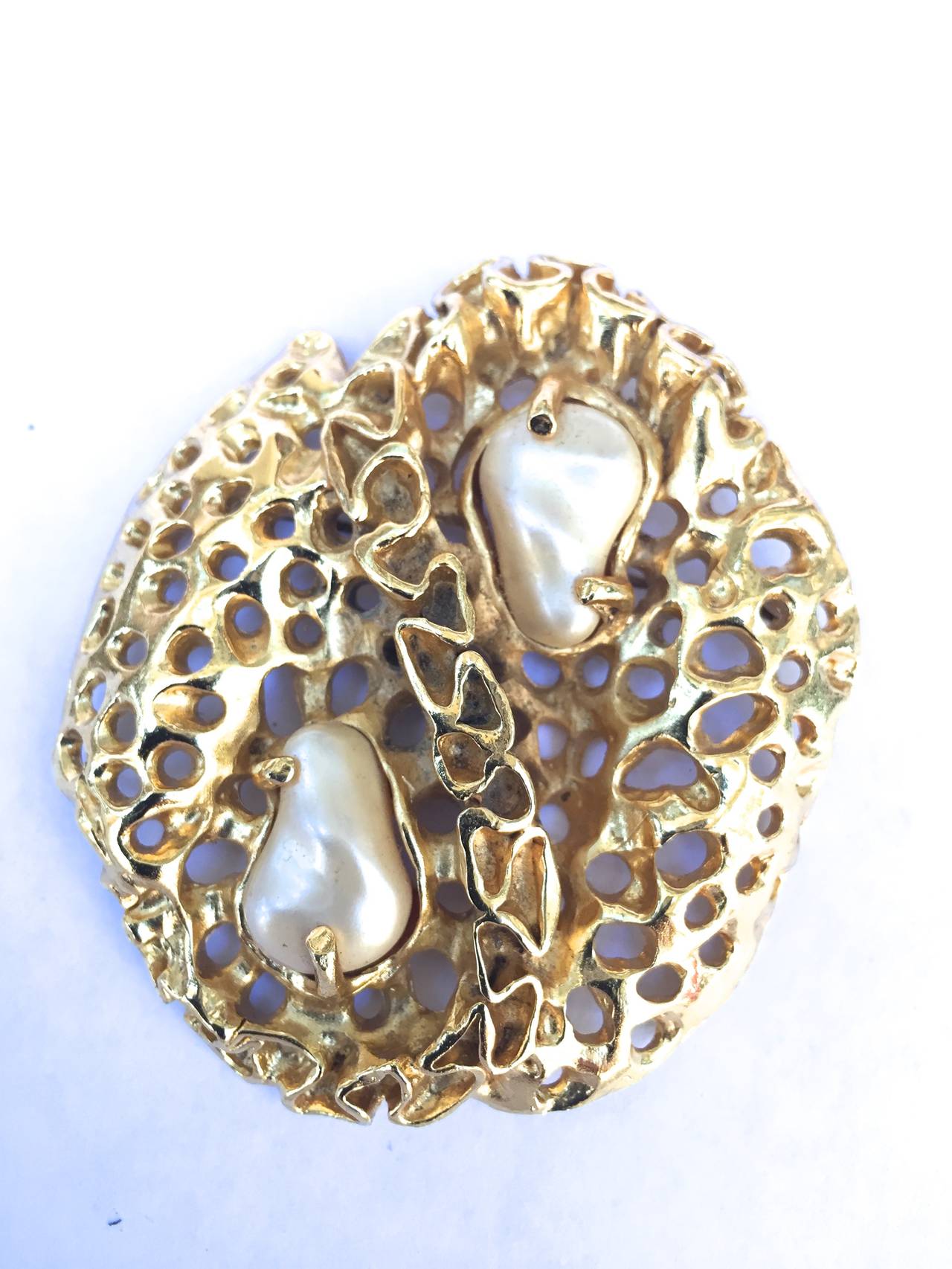 Trifari by Jonathan Bailey 70s gold plated metal with 2 faux pearls pitted designed brooch called 