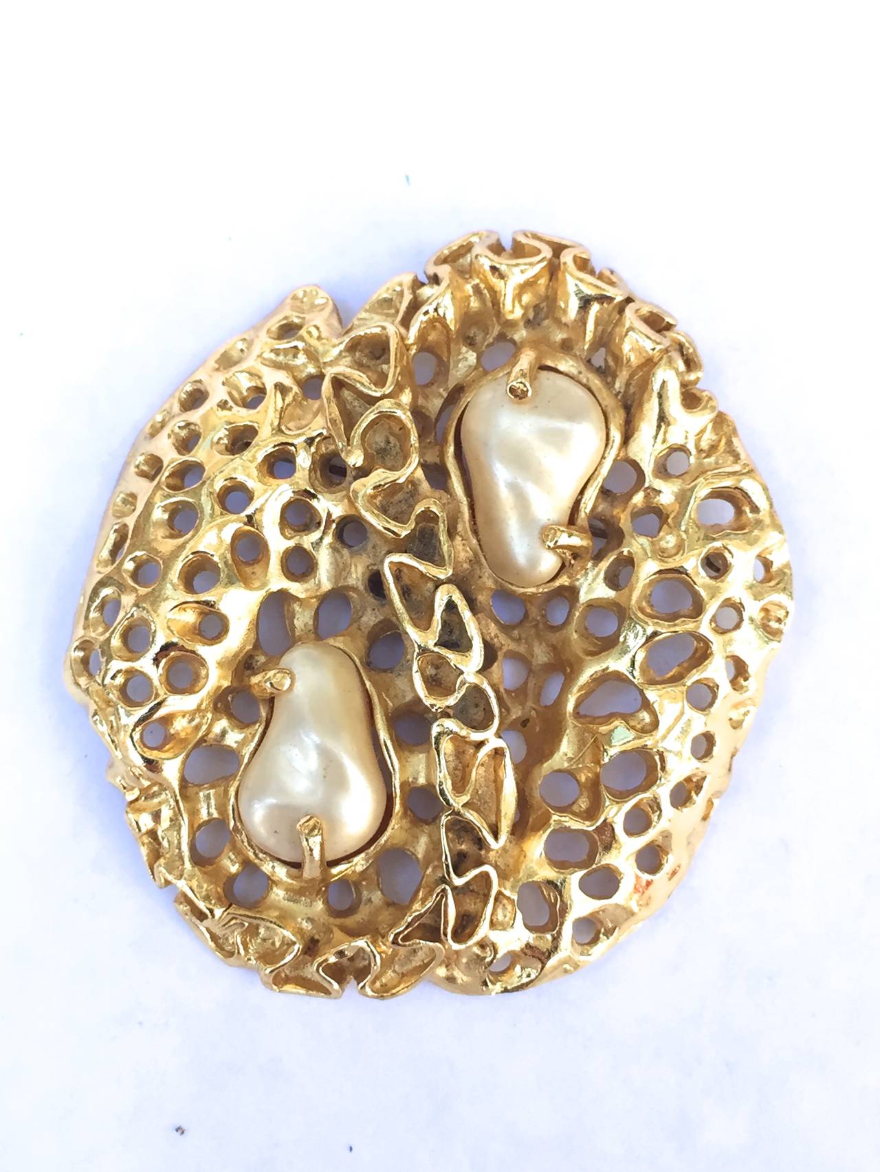 Trifari by Jonathan Bailey 70s gold with pearls brooch / pin 'sculpturesque' In Good Condition For Sale In Atlanta, GA