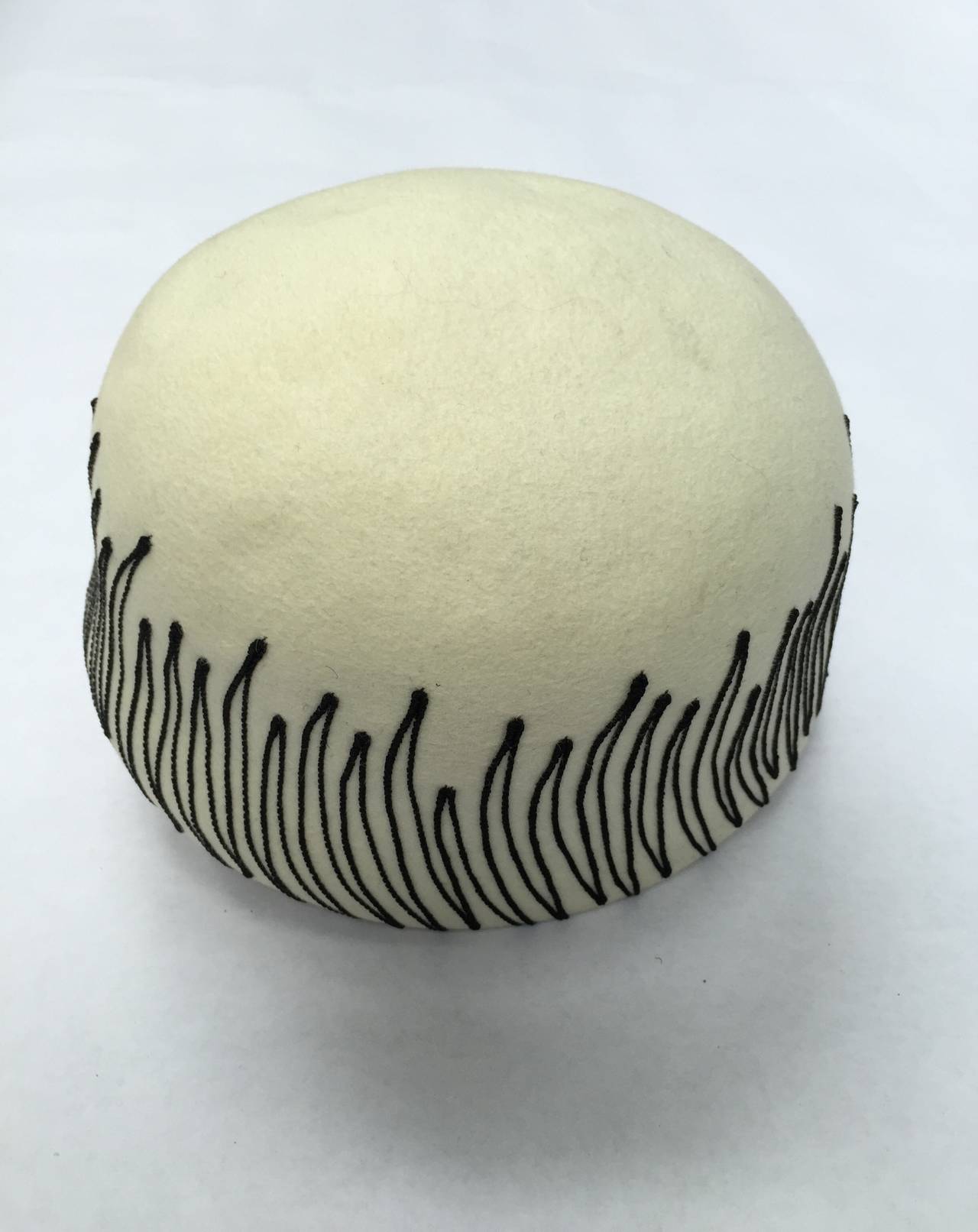 Elsa Schiaparelli Paris 1950s White Wool Felt Hat. In Good Condition For Sale In Atlanta, GA