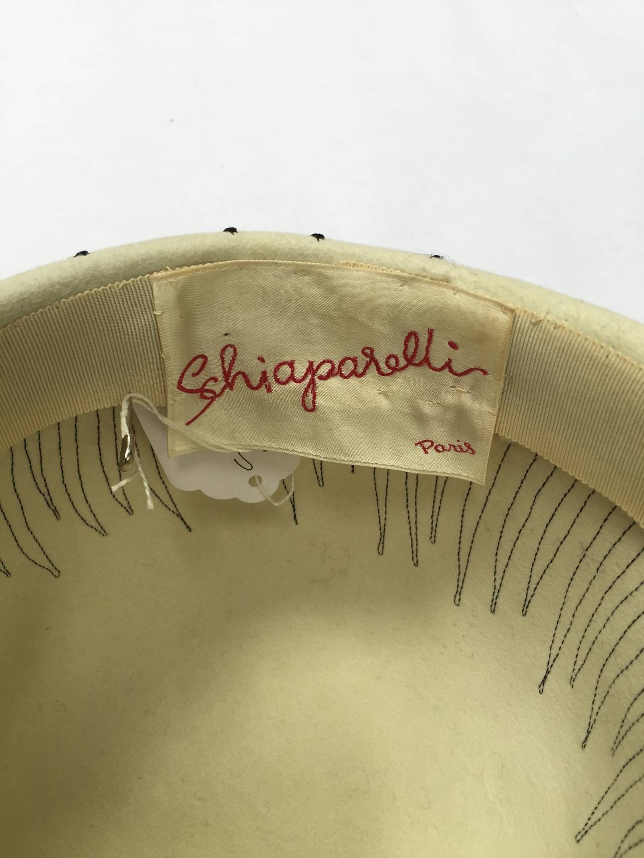 Elsa Schiaparelli Paris 1950s White Wool Felt Hat. For Sale 3