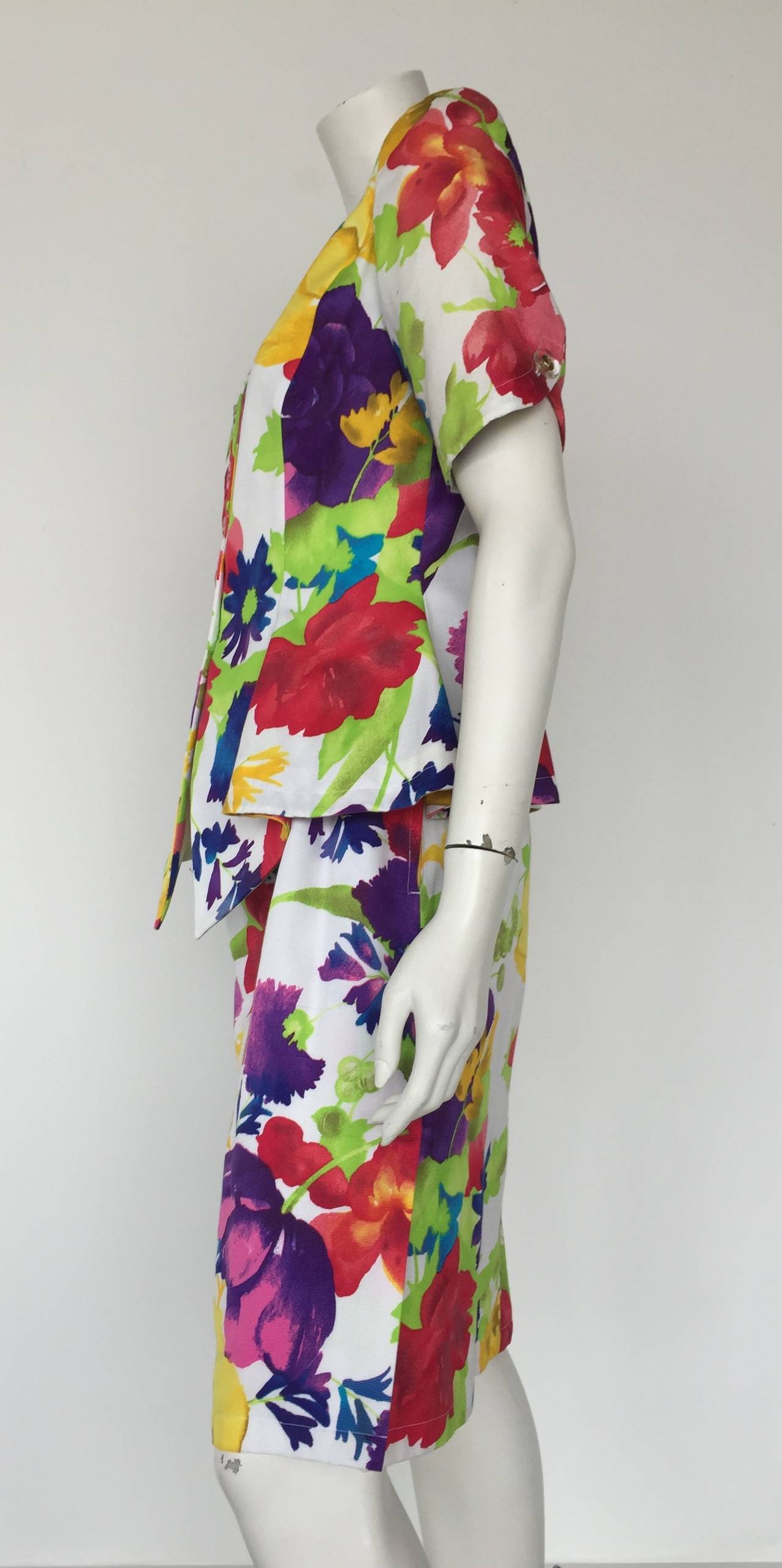 Ungaro Floral Cotton Skirt Suit Size 8. In Good Condition For Sale In Atlanta, GA