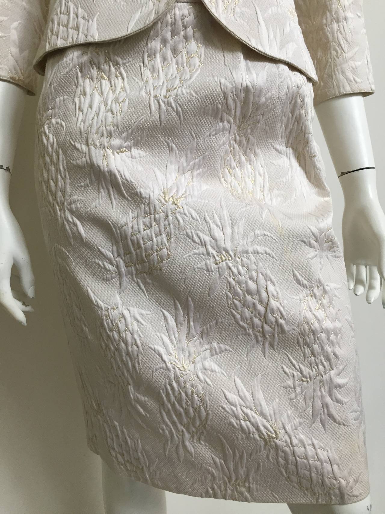 Gray Ungaro White Skirt Suit Size 6. For Sale