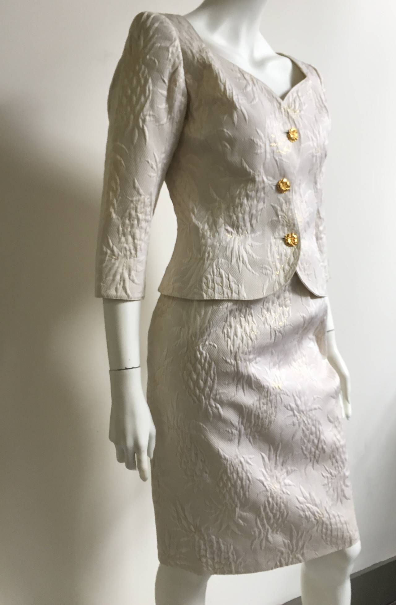 Women's Ungaro White Skirt Suit Size 6. For Sale