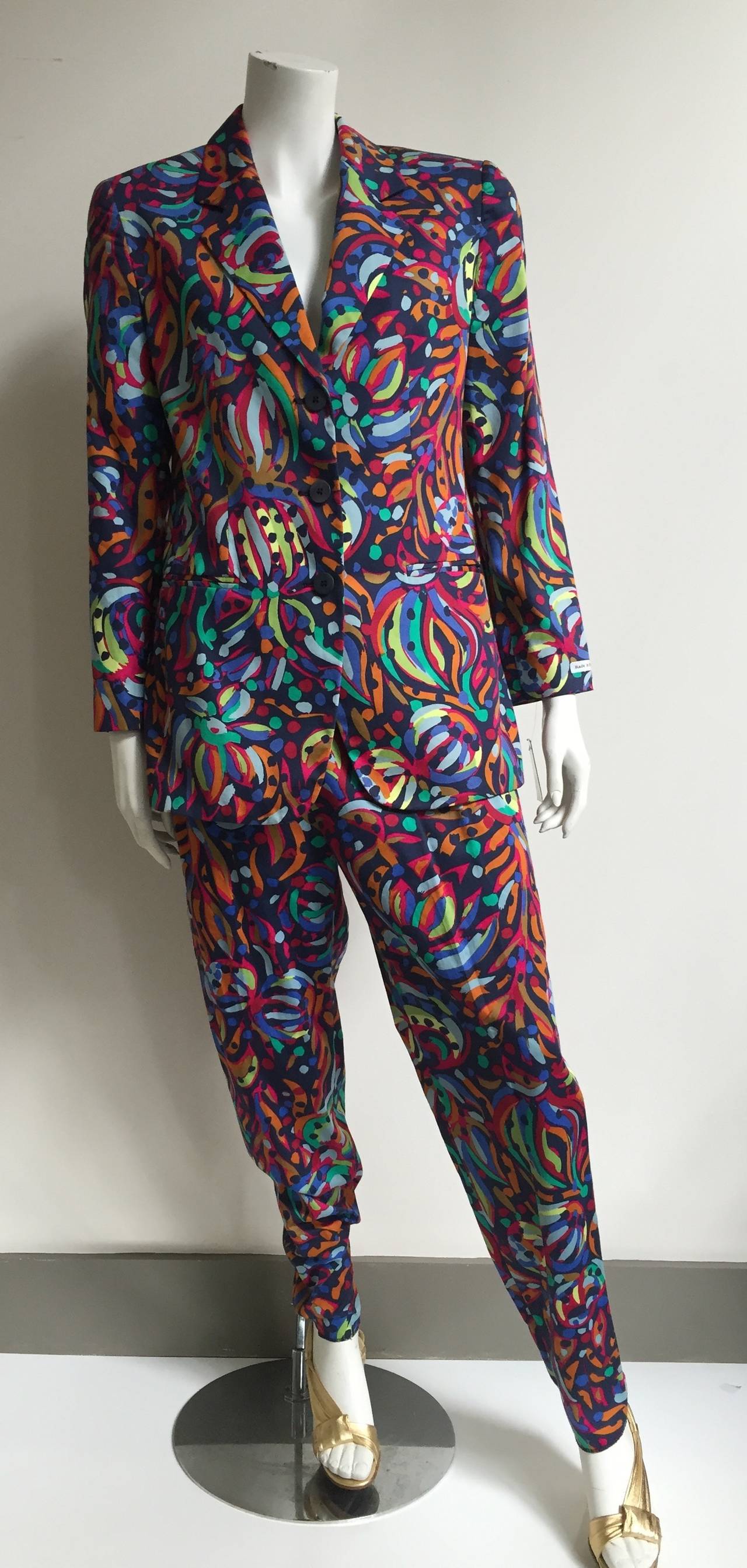 Missoni Donna 80s never worn still with original tags cotton pant suit original size 12 but fits more like a modern size 6/8 (please see measurements).
Made in Italy.
Measurements are:
37