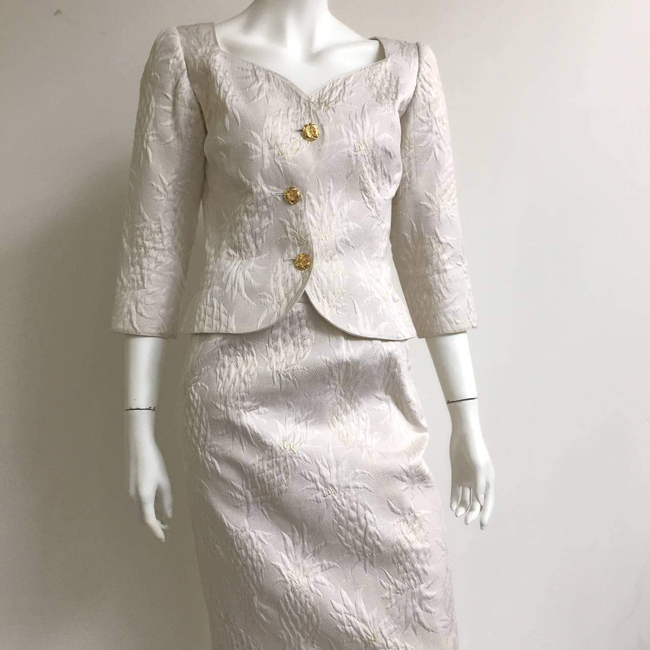 Ungaro Parallele Paris off white / cream brocade pineapple pattern with gold thread & gold buttons skirt suit size 6 made in Italy.
Measurements art:
39" bust in jacket
18" sleeve length in jacket
20" jacket length
28"