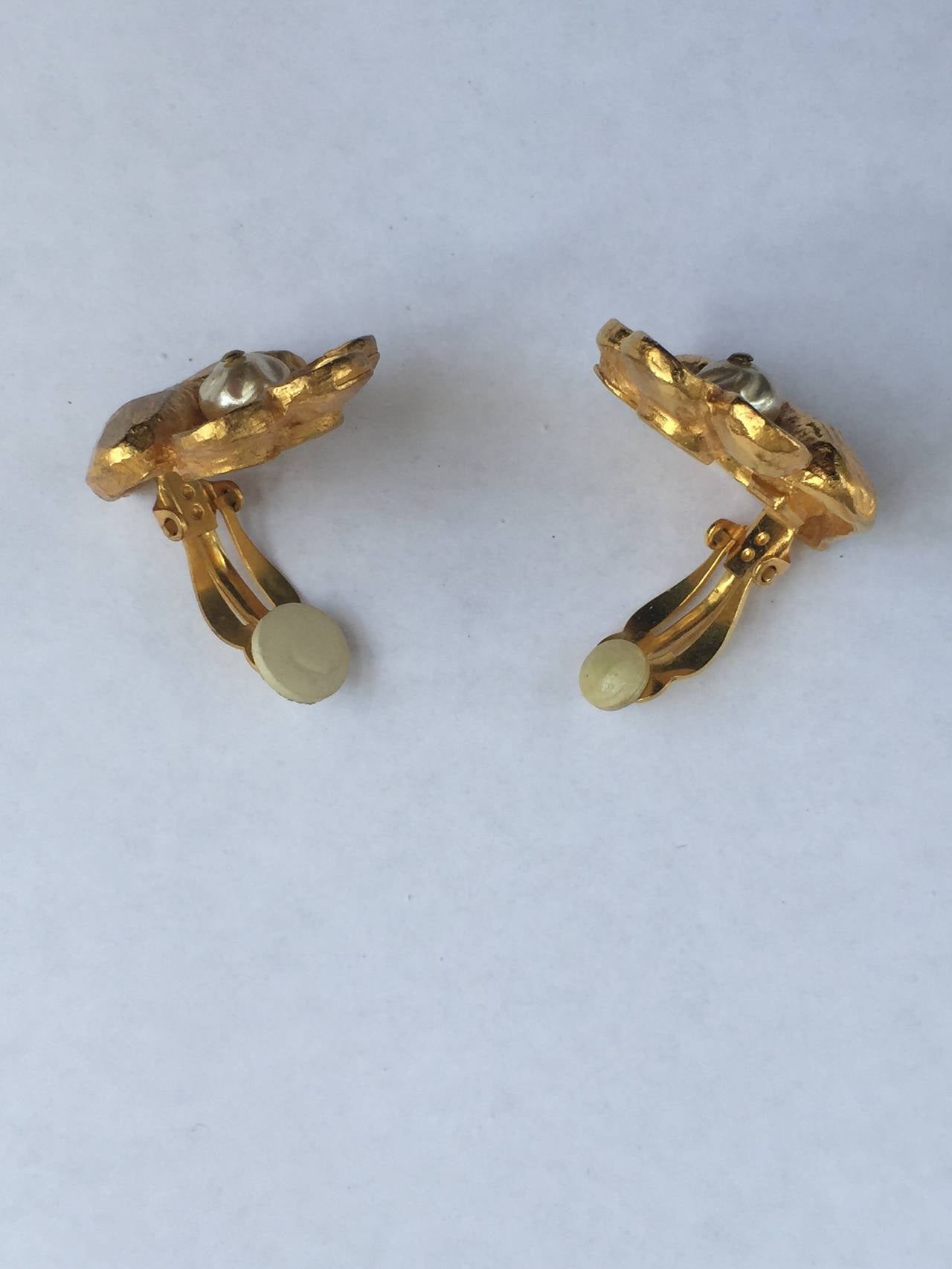 Christian Lacroix Gold Heart Clip Earrings. In Excellent Condition For Sale In Atlanta, GA